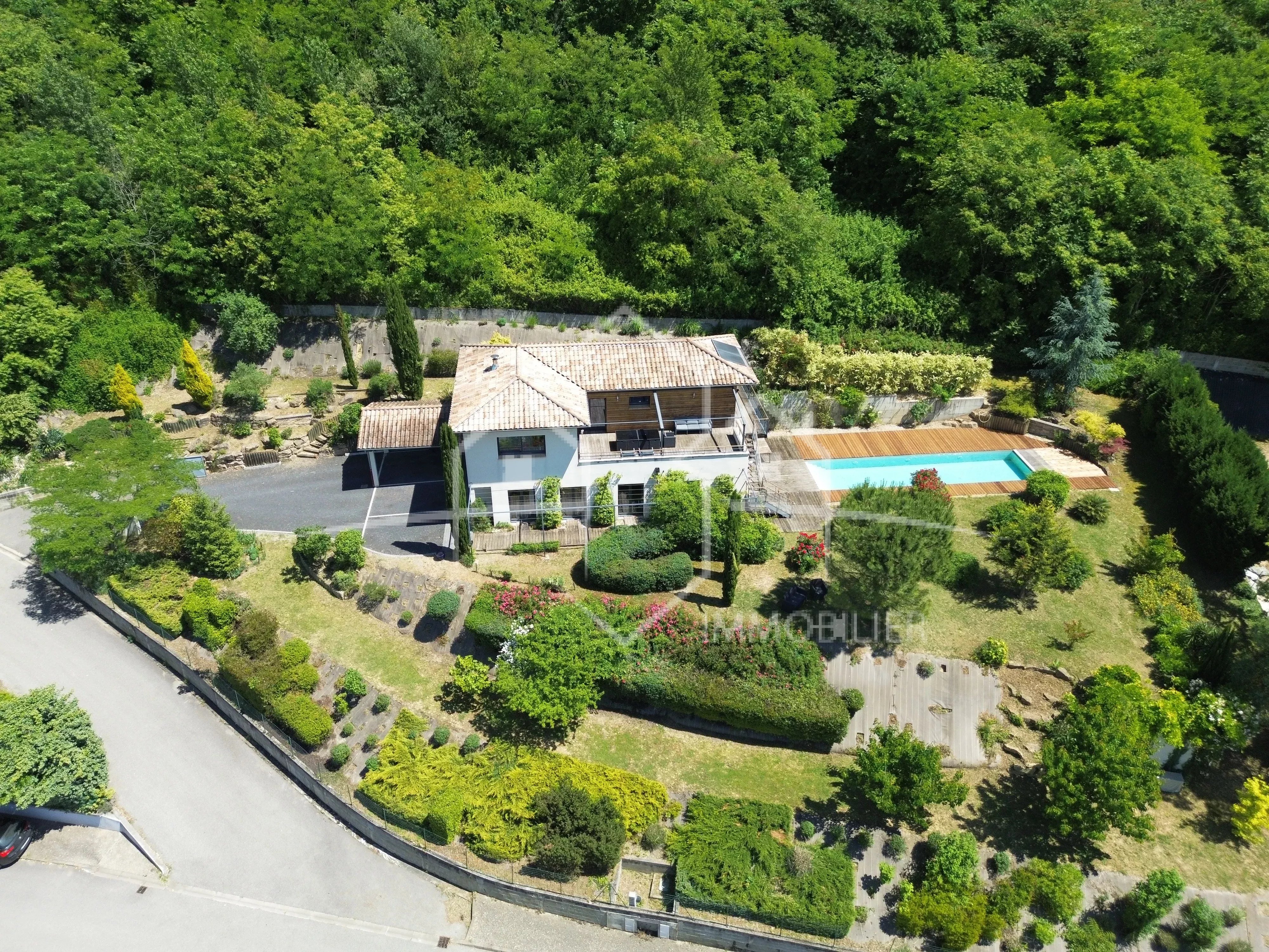 Belle maison 177 m² avec vue dégagée sur l’Ardèche – 5 chambres, piscine et grand terrain