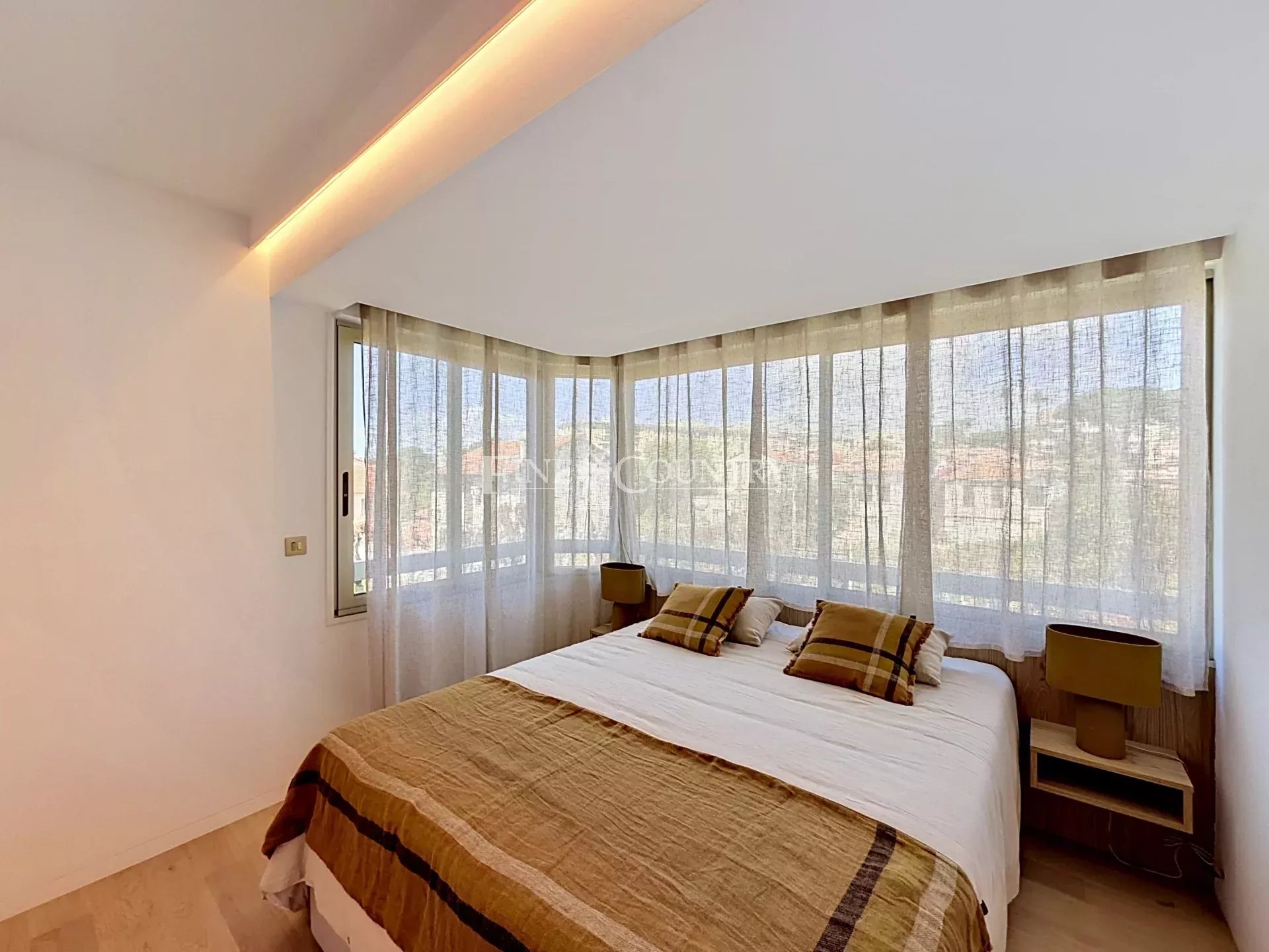 Photo of Apartment with Sea VIew and Pool For Sale in Palm Beach, Cannes
