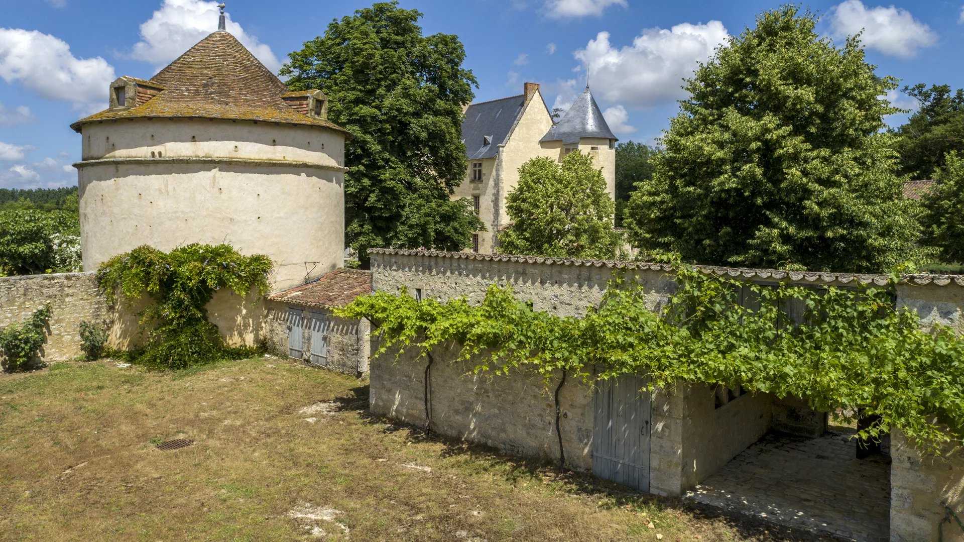 8 Bedroom Chateau's Image 23