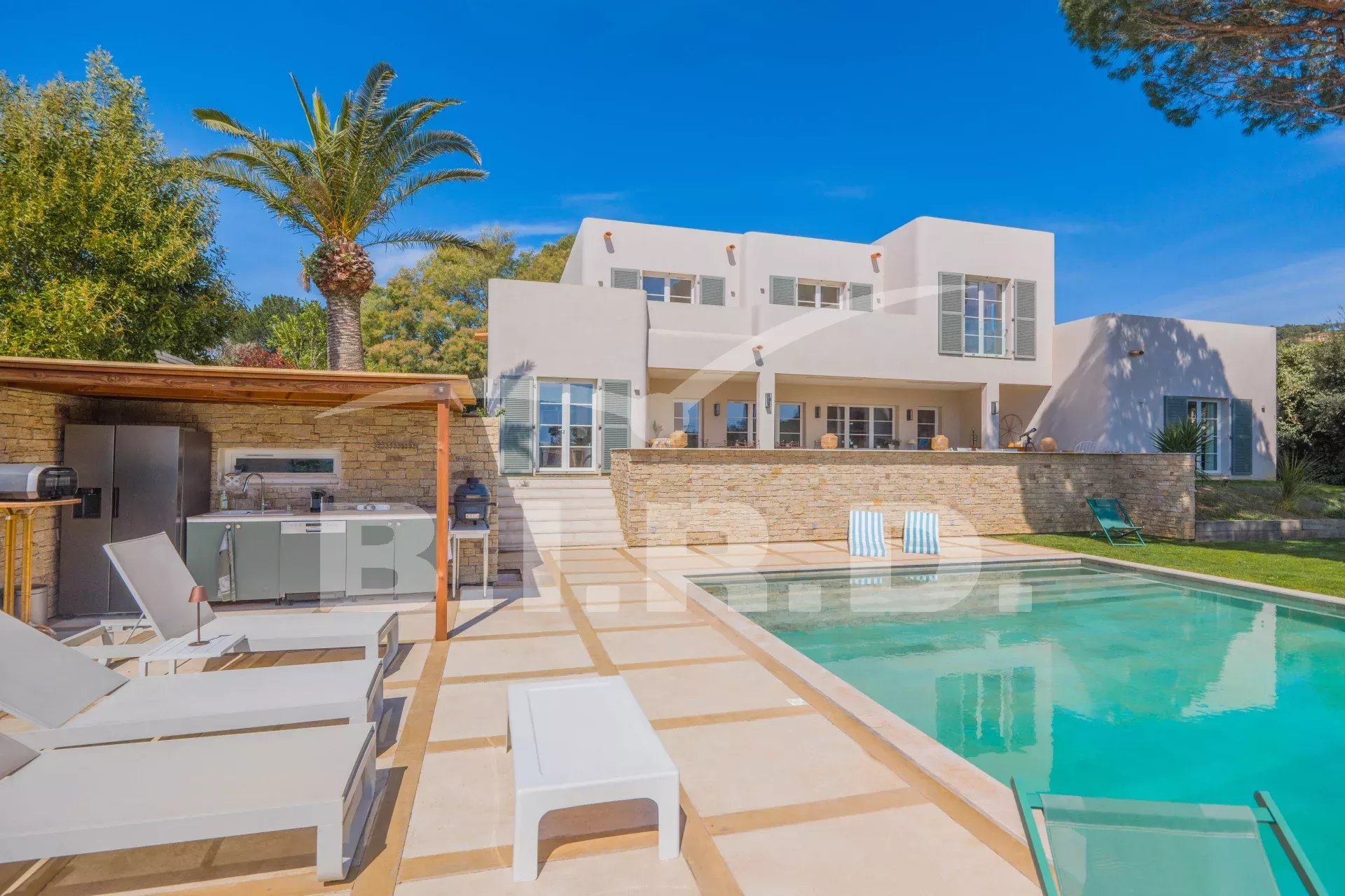 GRIMAUD: Moderne villa met panoramisch uitzicht op zee