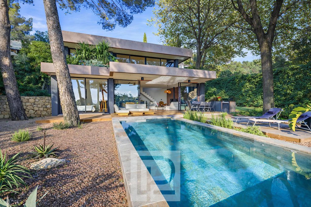 Villa for sale in Mougins — Elegant contemporary villa – Unobstructed view of the Estérel mountains and greenery
