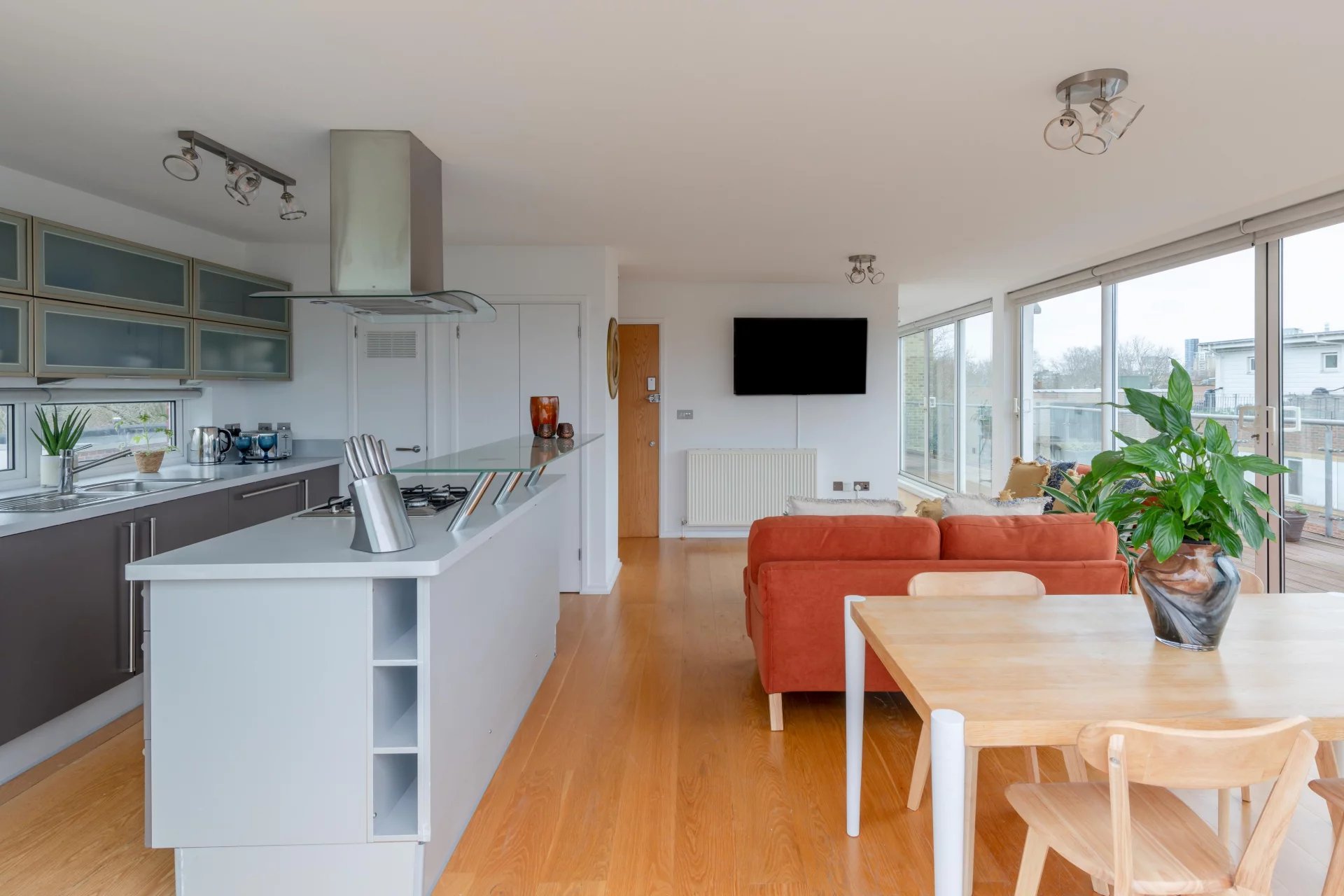 London | Penthouse | 2 Bedrooms | 2 Bathrooms | £3,200 per month | Ref: 86645016