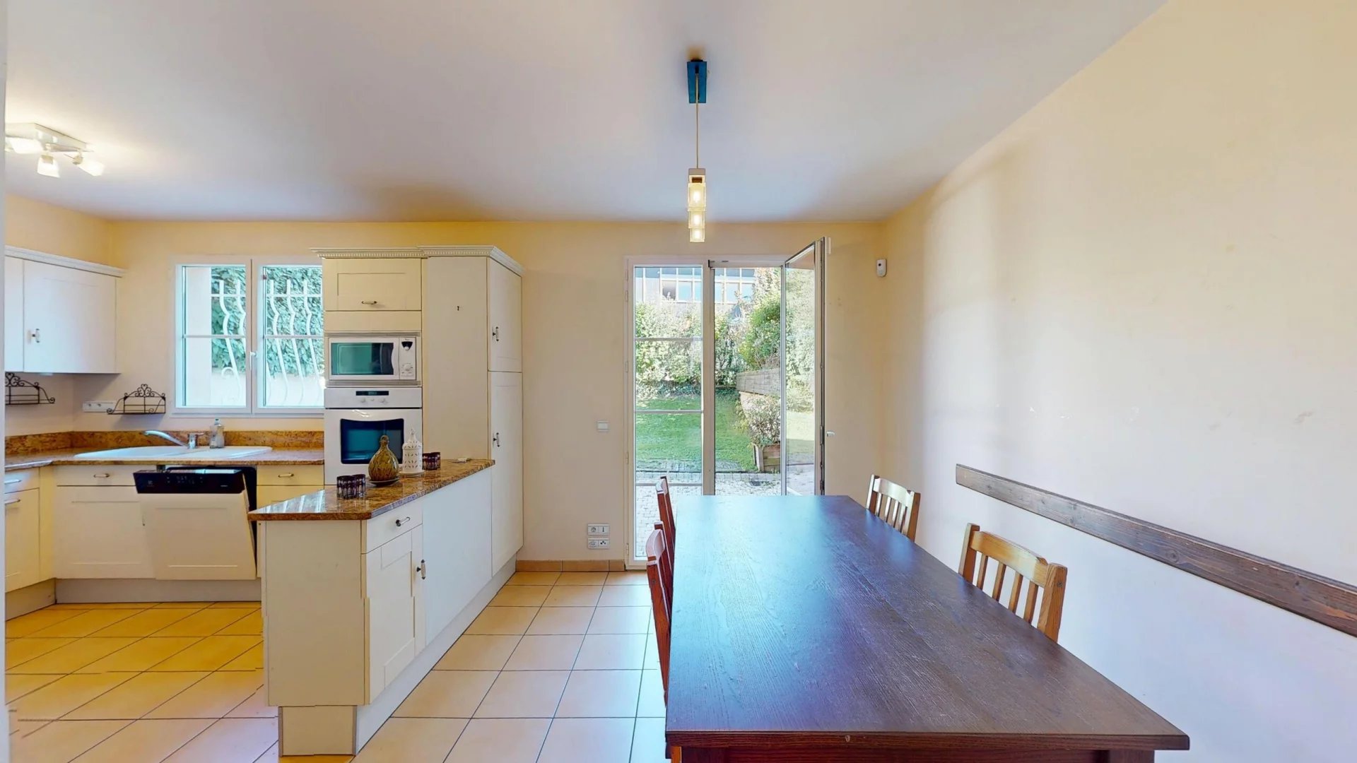 Villa 3 chambres, 3 SdB, jardin, dans résidence piscine - prox. Genève