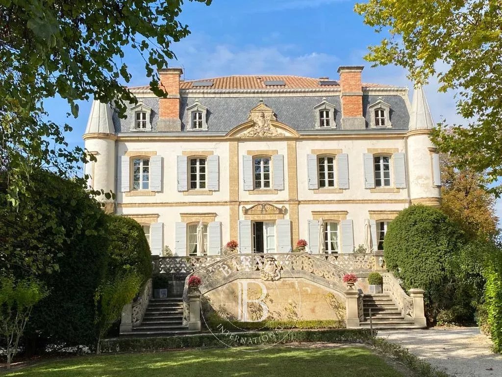 AIX-EN-PROVENCE - OLD APARTMENT RENOVED IN A CASTEL NESTLED IN A PARC -1700.7 FT2-2 BEDROOMS-GARAGE AND PARK.