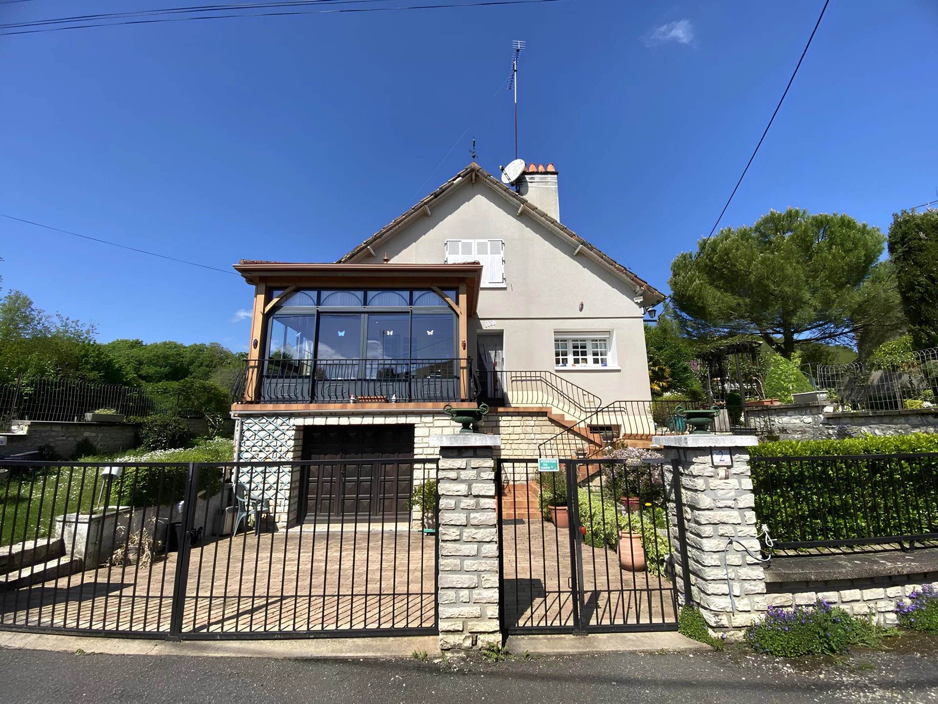 5-bedroom home set on over 2000m² of land