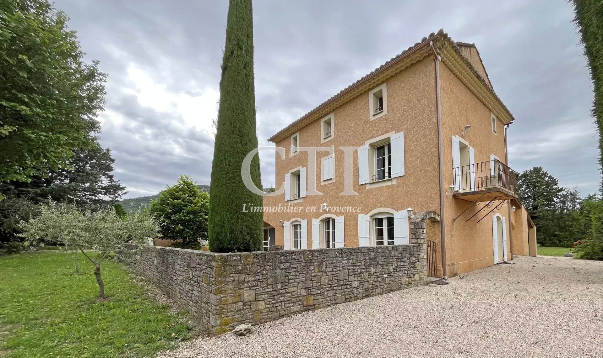 A vendre, Ancienne magnanerie rénovée située en campagne d'un village avec commerces