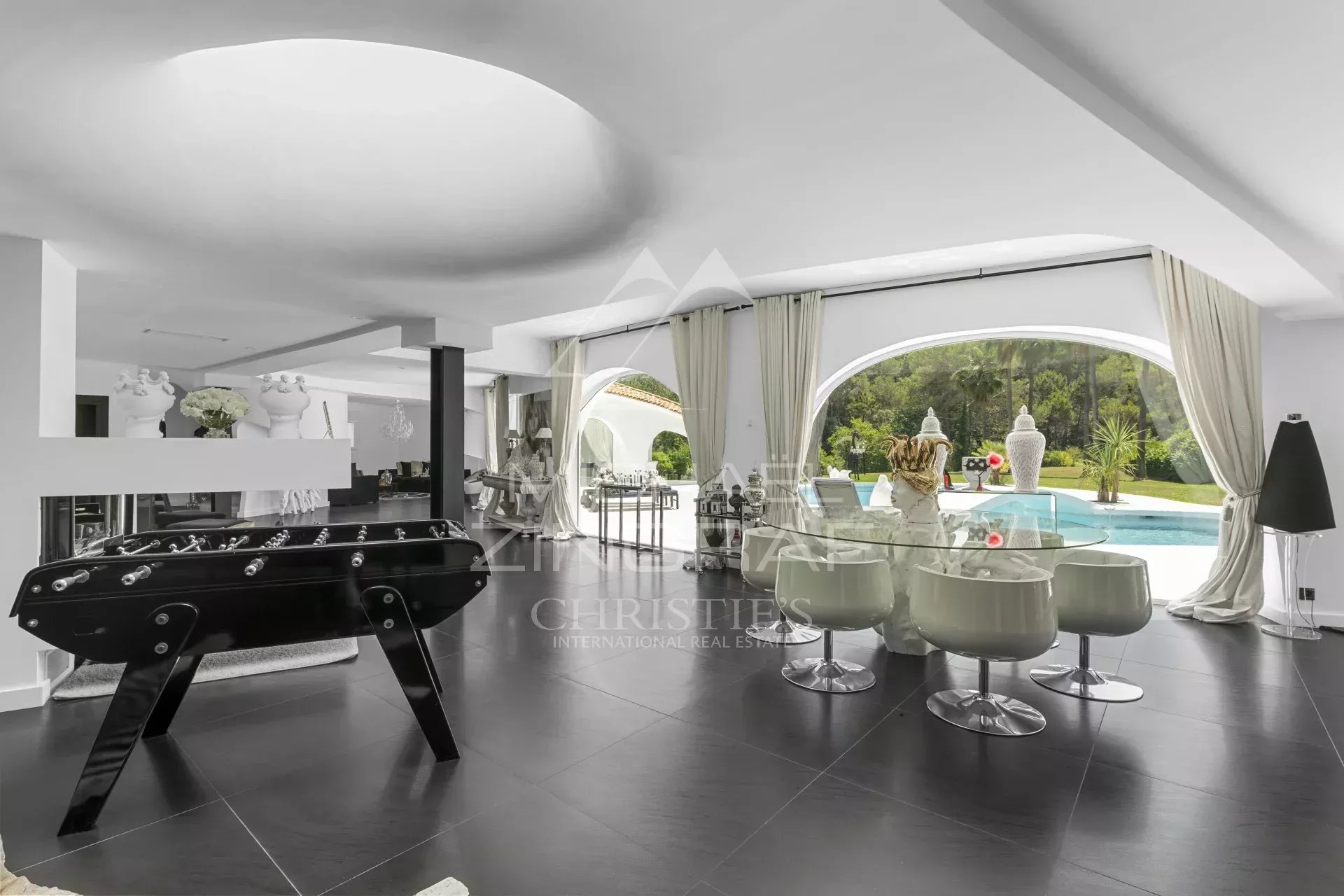 6 Bedroom Villa/Townhouse's Image 3