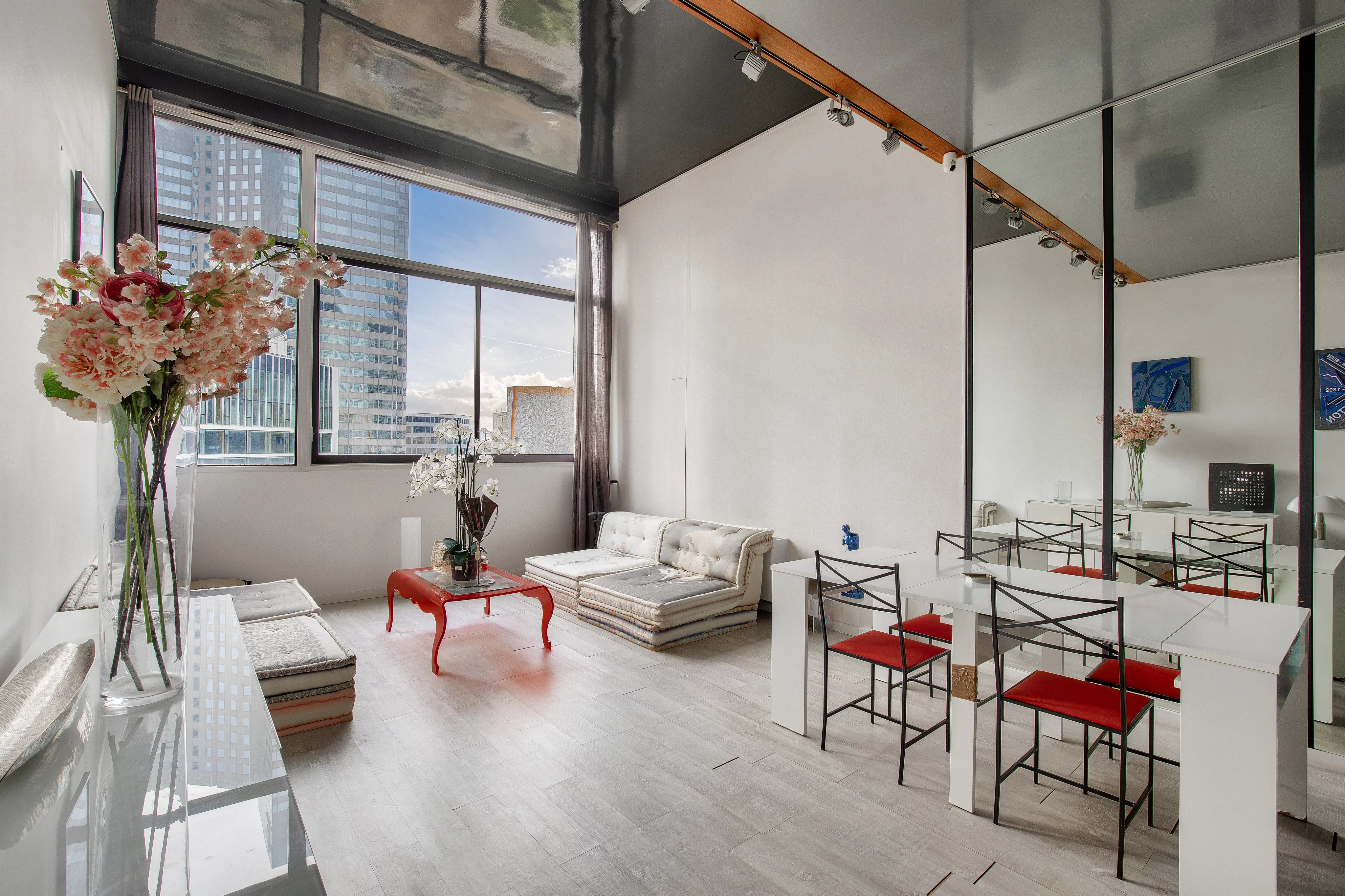 Courbevoie - LA DÉFENSE - Duplex à vendre - 112,18 m² loi Carrez - 2/3 chambres - Terrasse avec vue panoramique.