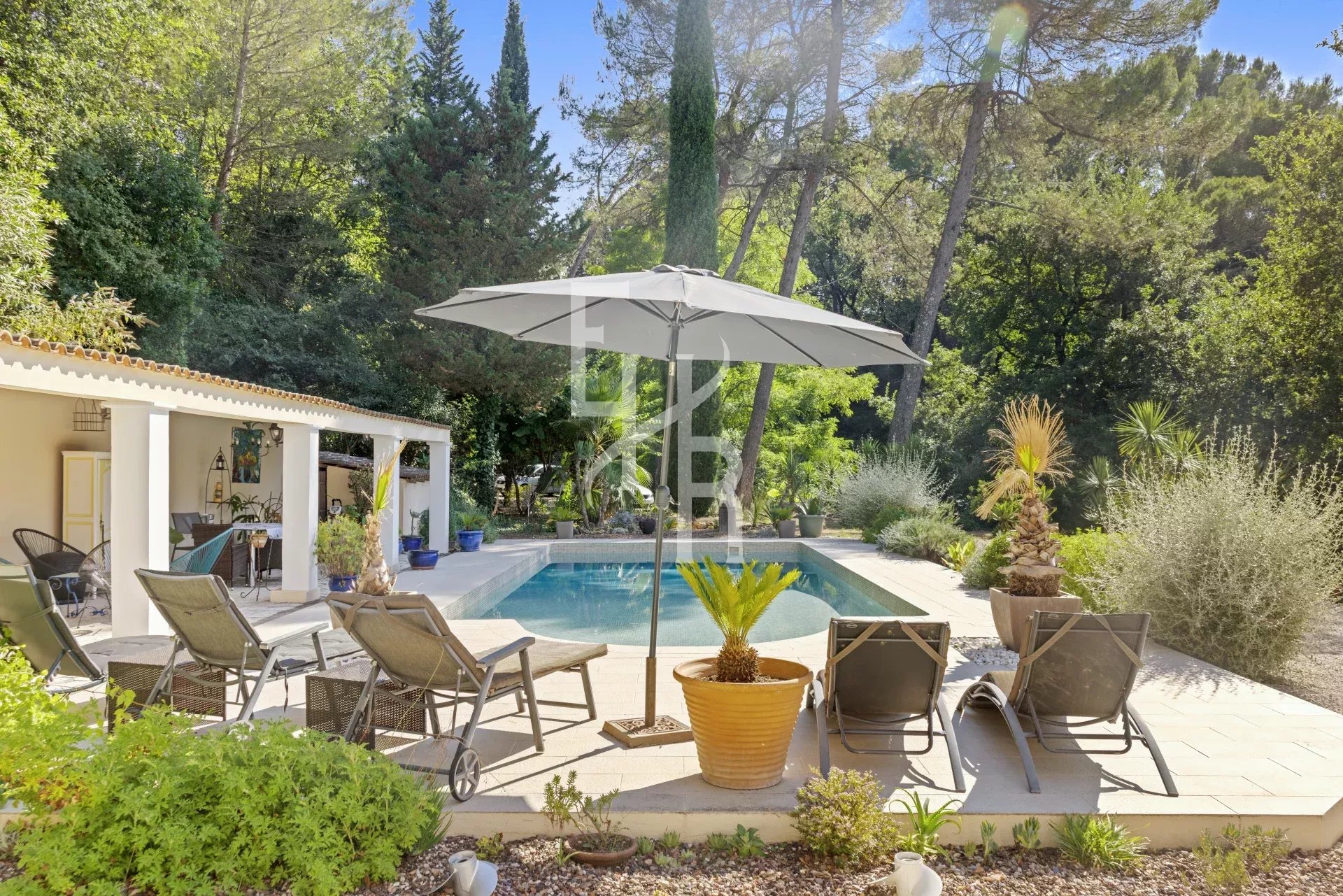 Propriété unique à Mougins — un havre de paix familial avec forêt, pool house et vie de village.