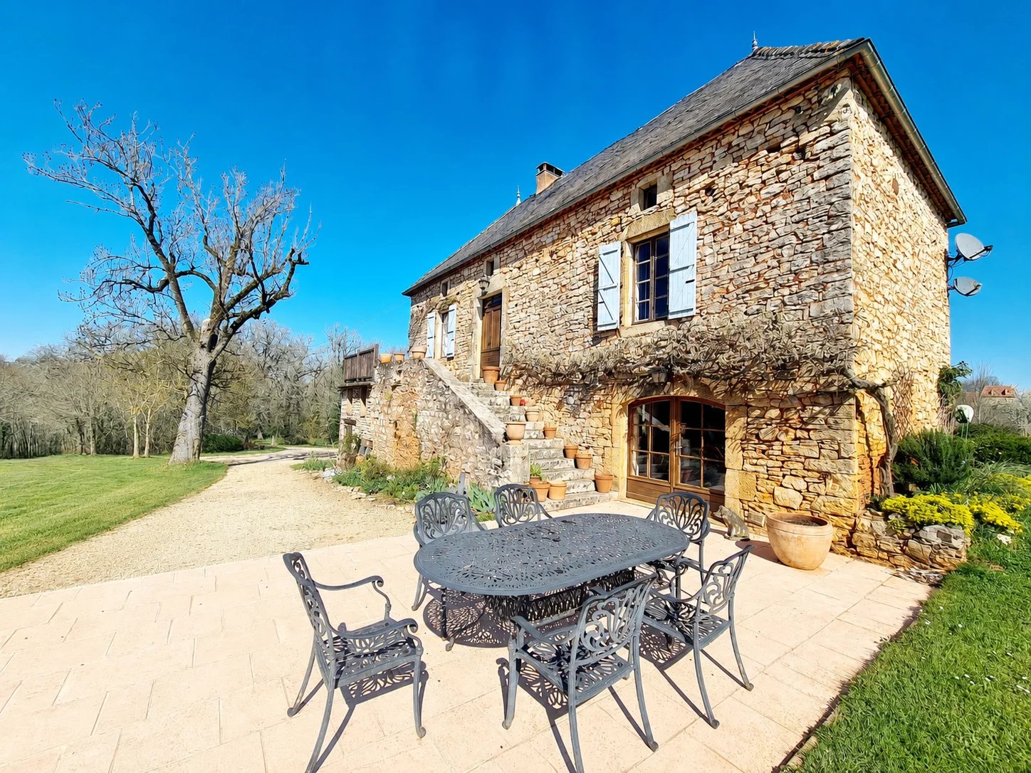 Propriété de caractère en pierre avec maison d'amis, piscine et 12 hectares de terrain à Dégagnac (Lot)