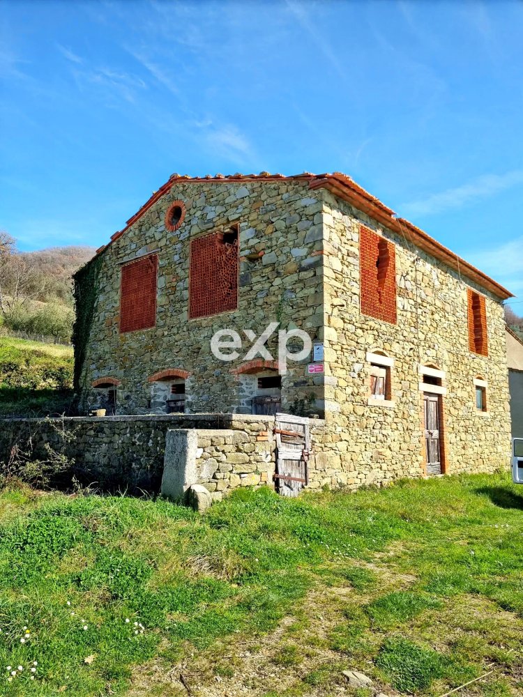 Antico Borgo in Pietra con Vista Mozzafiato sull'Alpe di Catenaia