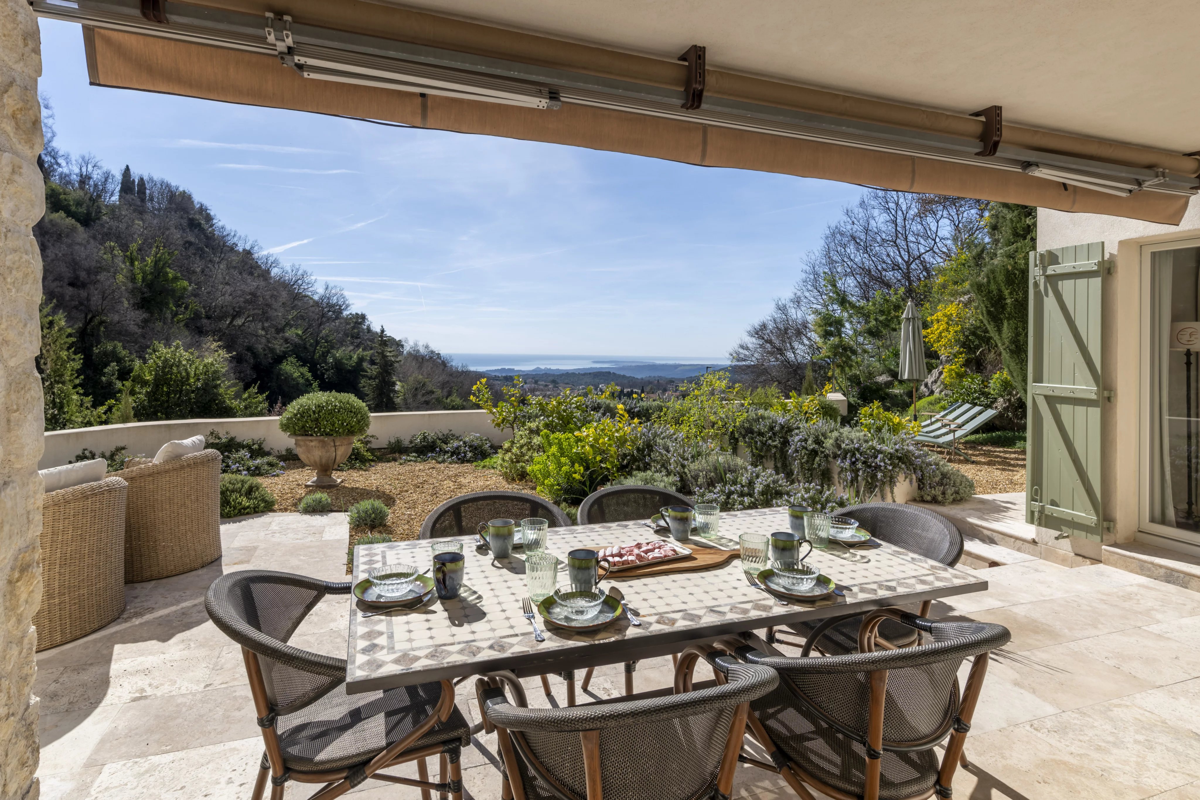Exceptional property in the heart of nature with panoramic sea views