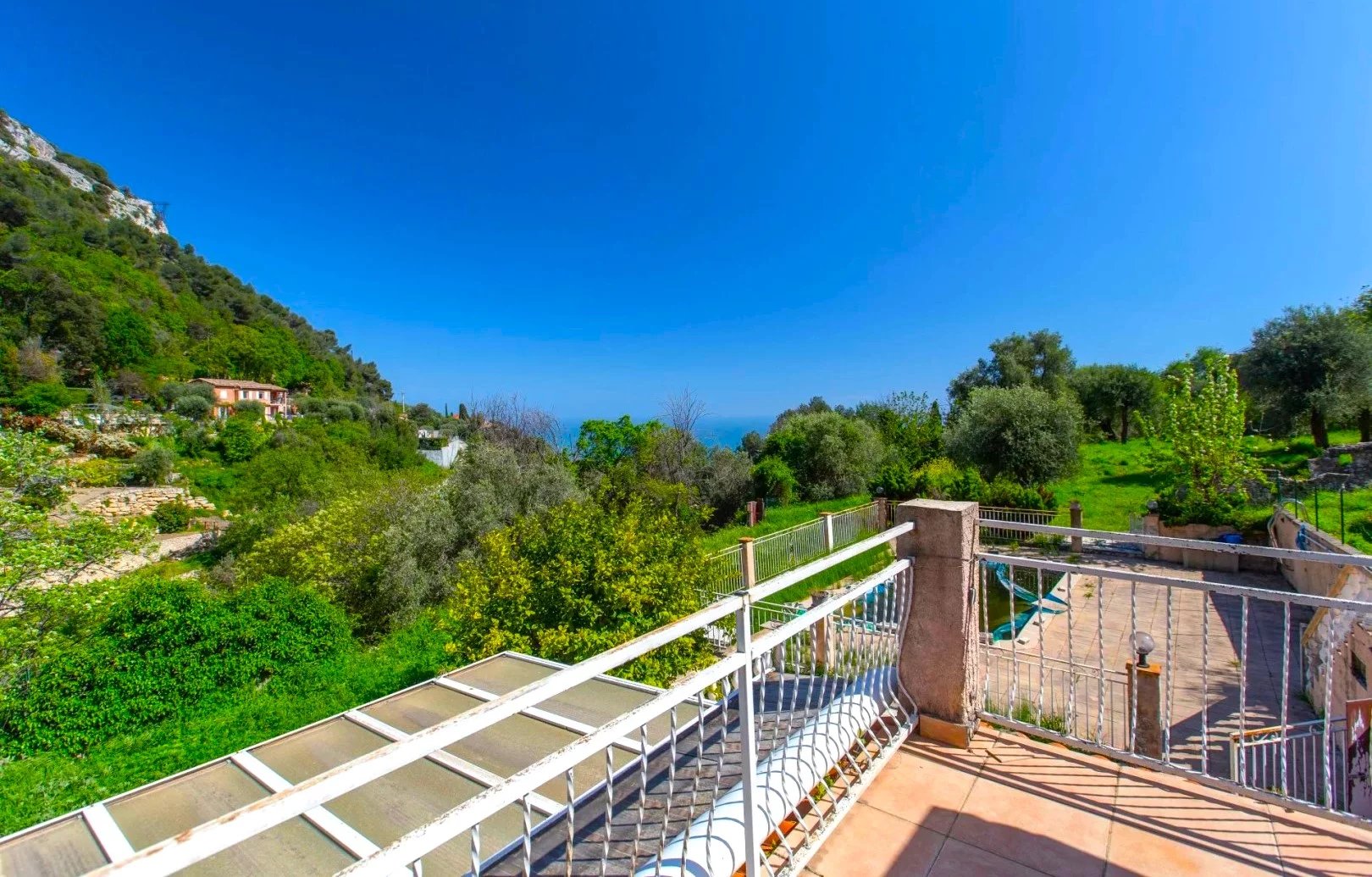 Property of 4.646 sqm in the residential district of Révoirs, near to the Principality of Monaco