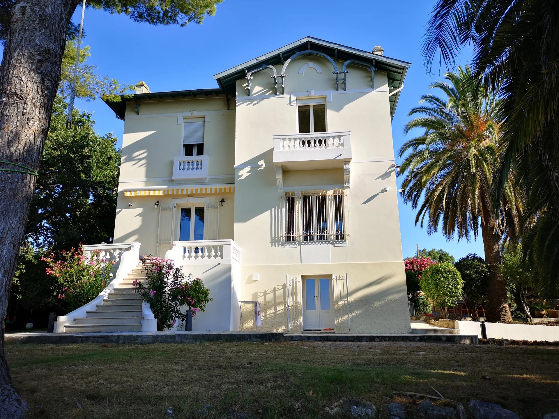 Villa for sale in Antibes in a residential area