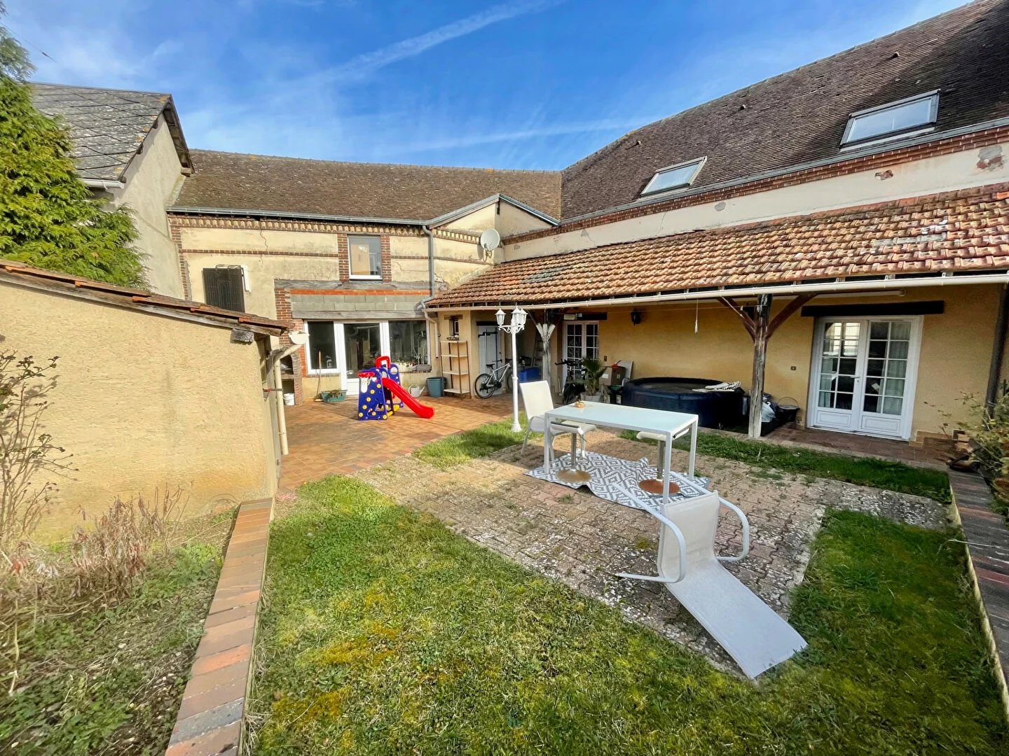 PROCHE DE NOGENT LE ROI, ECOLES ET COMMERCES A PIED, AU CALME GRANDE MAISON DE VILLE