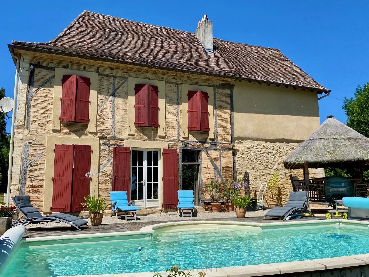 Propriété 11 ha de prairies et de bois, maison en pierre, piscine, nombreuses dépendances, vue dégagée