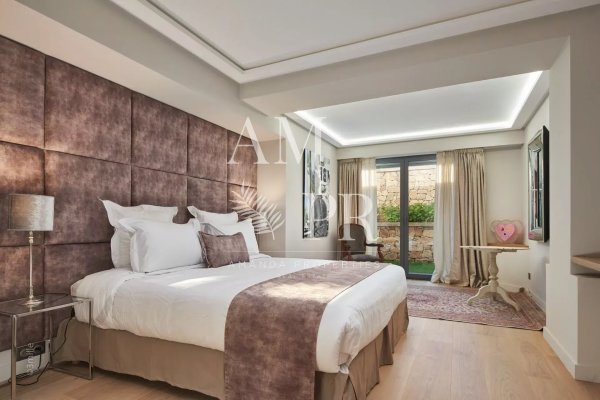 Cannes renovated 5 bedroom villa on La Croisette with sea view — photo 7