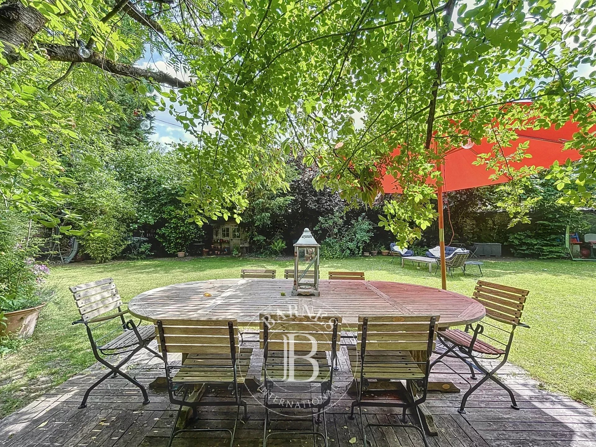 Uccle - Immeuble 3 façades à renover- 4 Logements- 3 Garages- Somptueux jardin