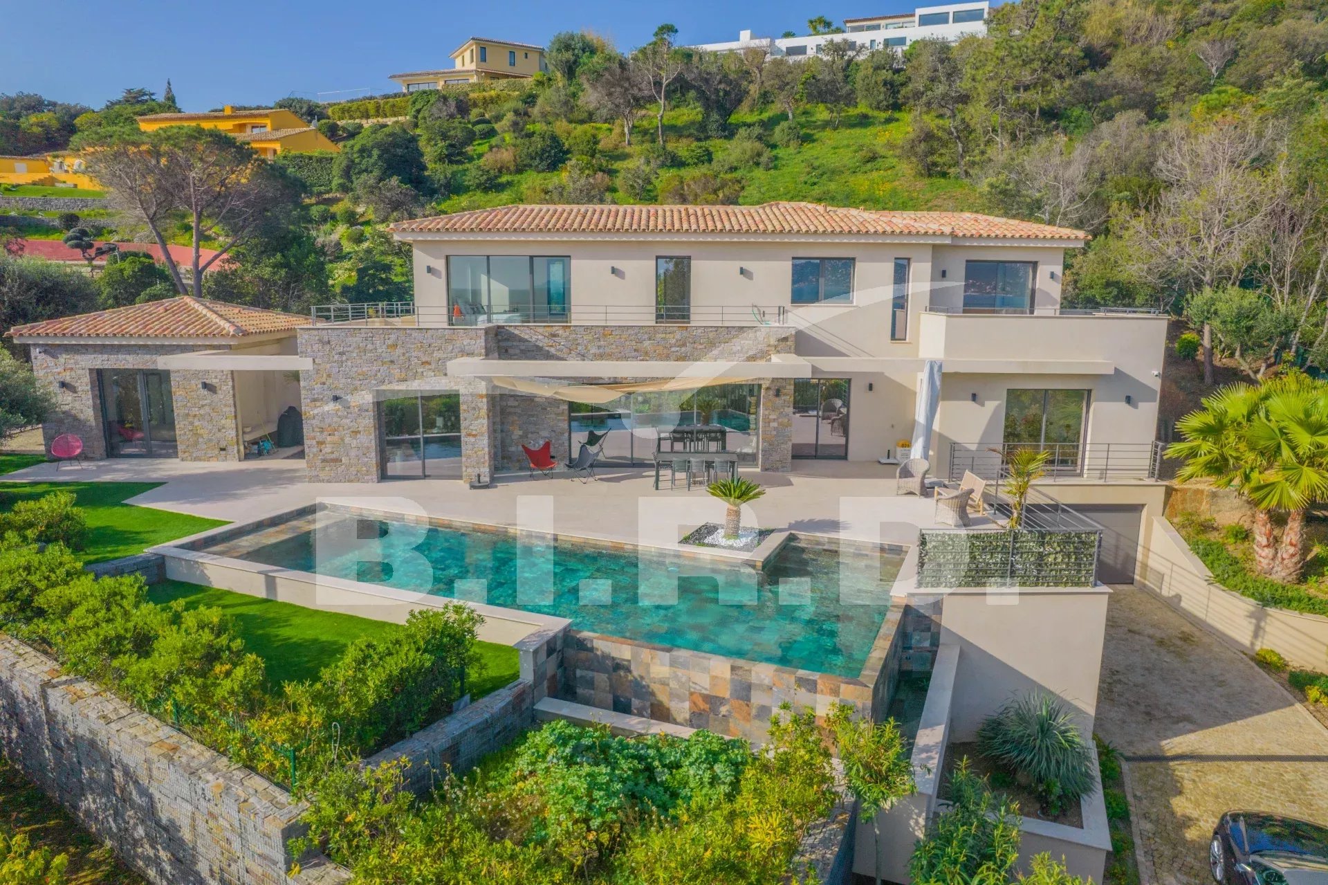 SAINTE MAXIME : VILLA NEUVE AVEC VUE MER PANORAMIQUE