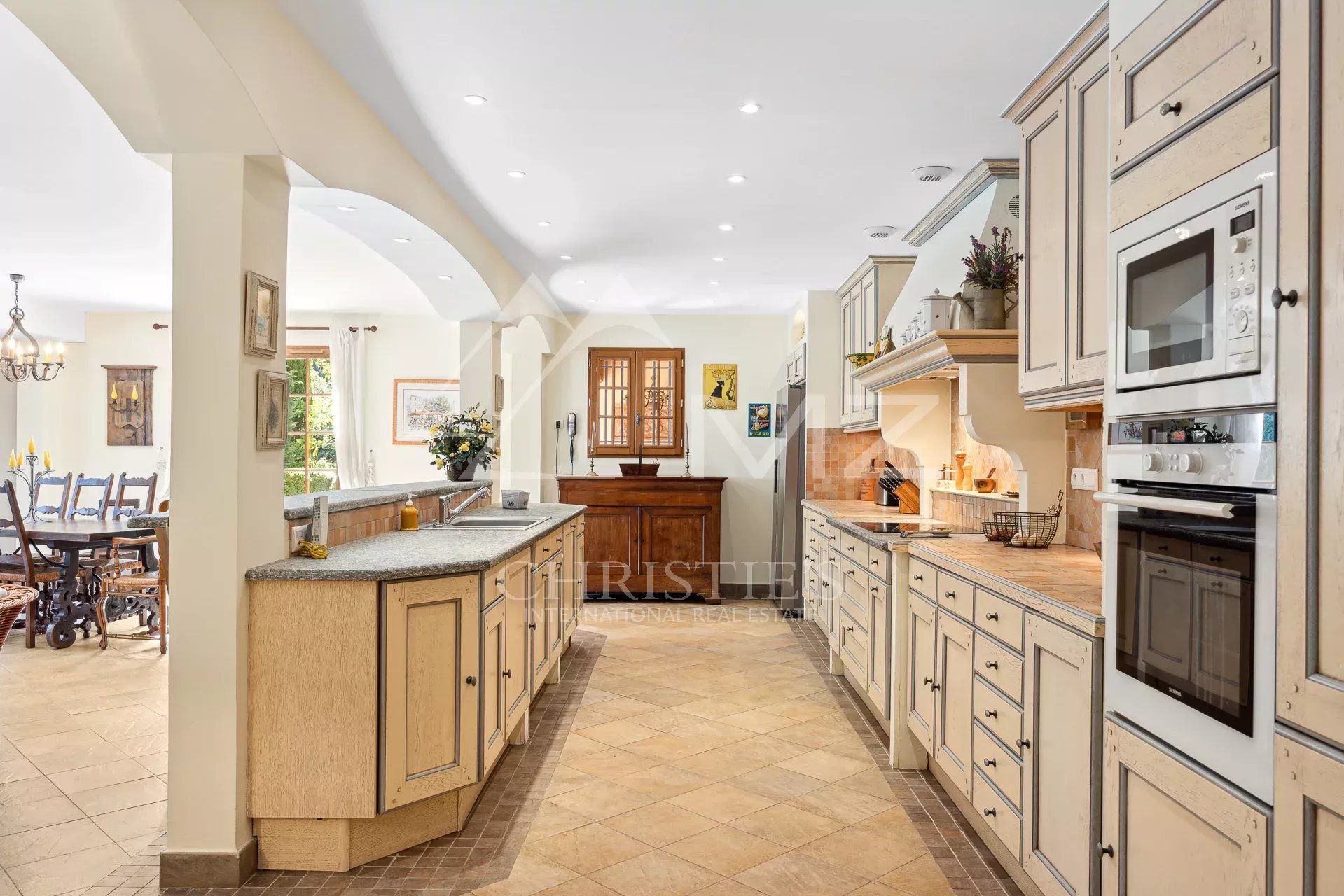5 Bedroom Villa/Townhouse's Image 3