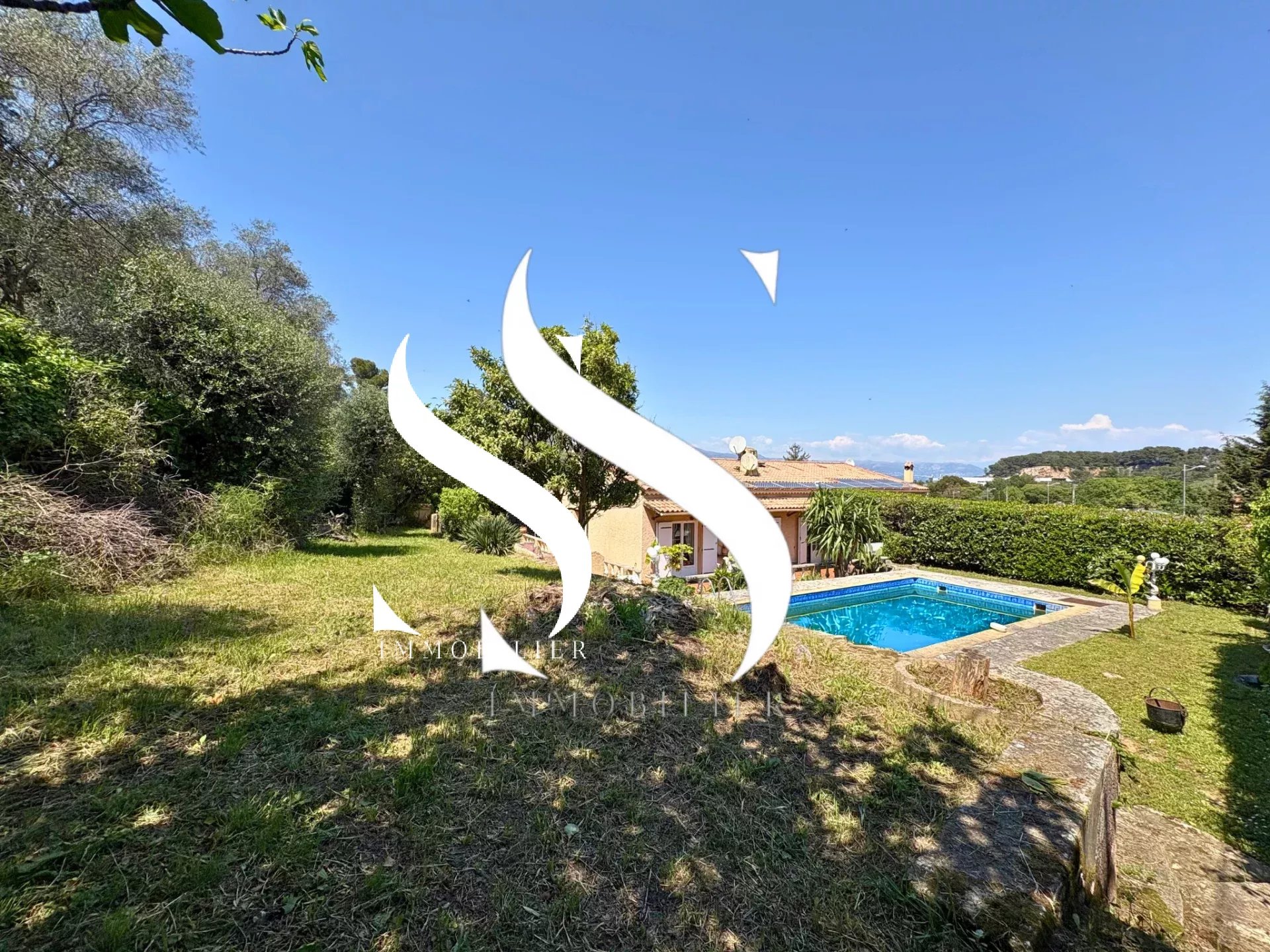 Maison de plain pied avec piscine et dépendance à vendre VALLAURIS limite ANTIBES