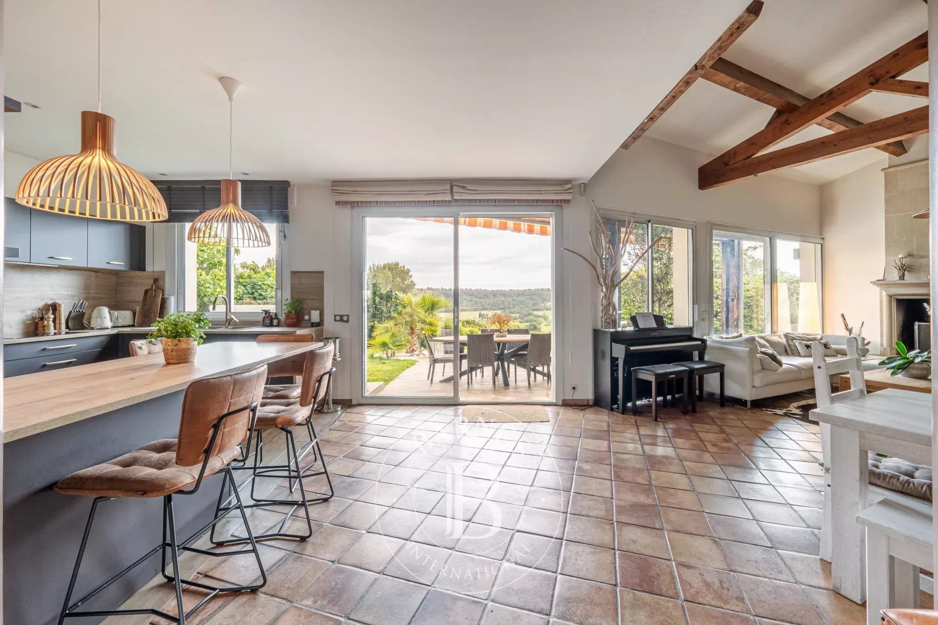 UNDER SALE OFFER - ÉGUILLES – SINGLE-STOREY VILLA – 205 SQM – INDEPENDENT ONE-BEDROOM APARTMENT – POOL – PANORAMIC VIEW – ABSOLUTE TRANQUILITY - picture 14