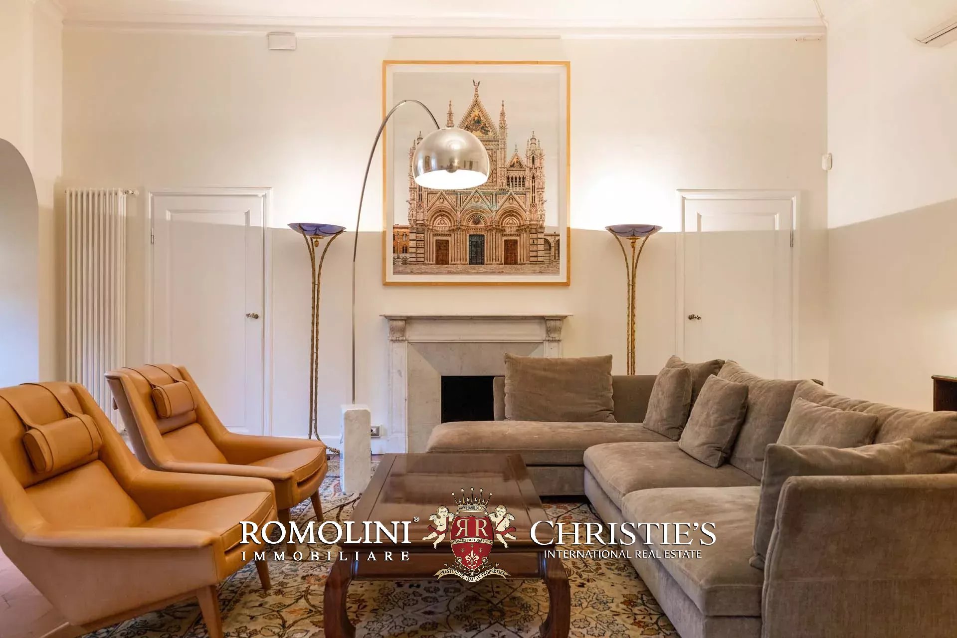 PRACHTVOLLER RESTAURIERTER PALAZZO MIT BLICK AUF DAS HISTORISCHE ZENTRUM VON FLORENZ ZU VERKAUFEN