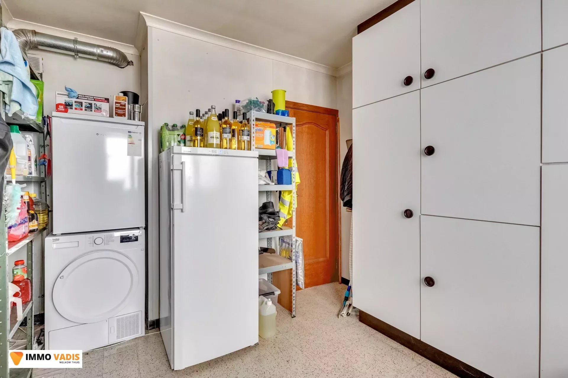 Te koop op lijfrente - Comfortabele villa met drie slaapkamers, twee garages en een magazijn.