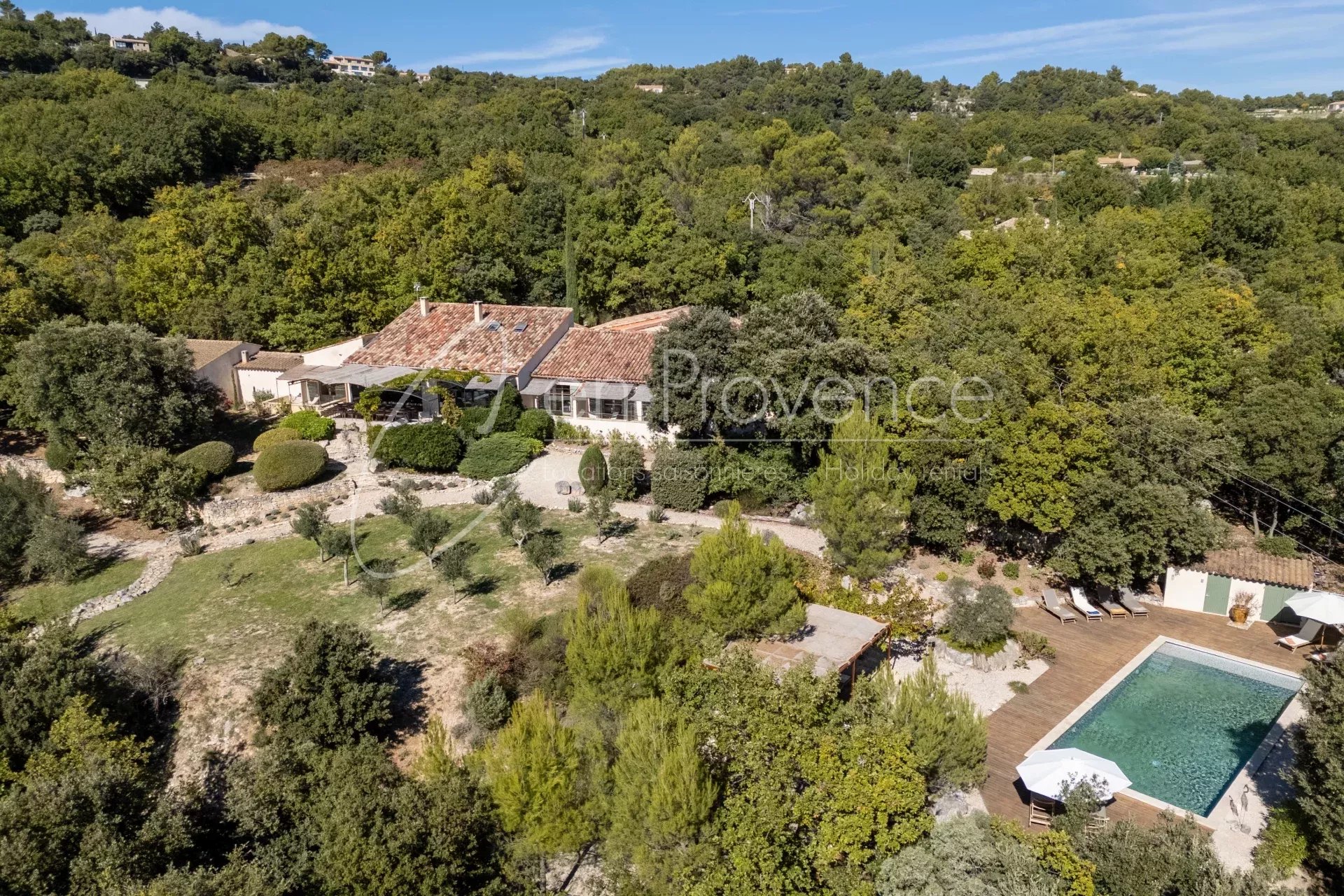 Luxury property for rent near Gordes with stunning Luberon views