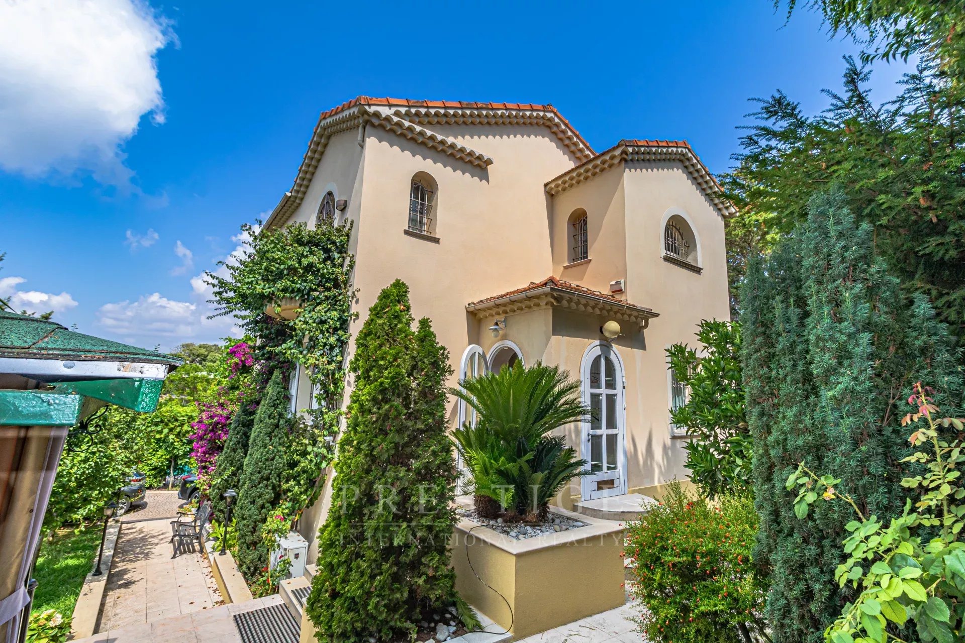 Cap d'Antibes, propriété luxueuse 6 pièces, piscine, garage,