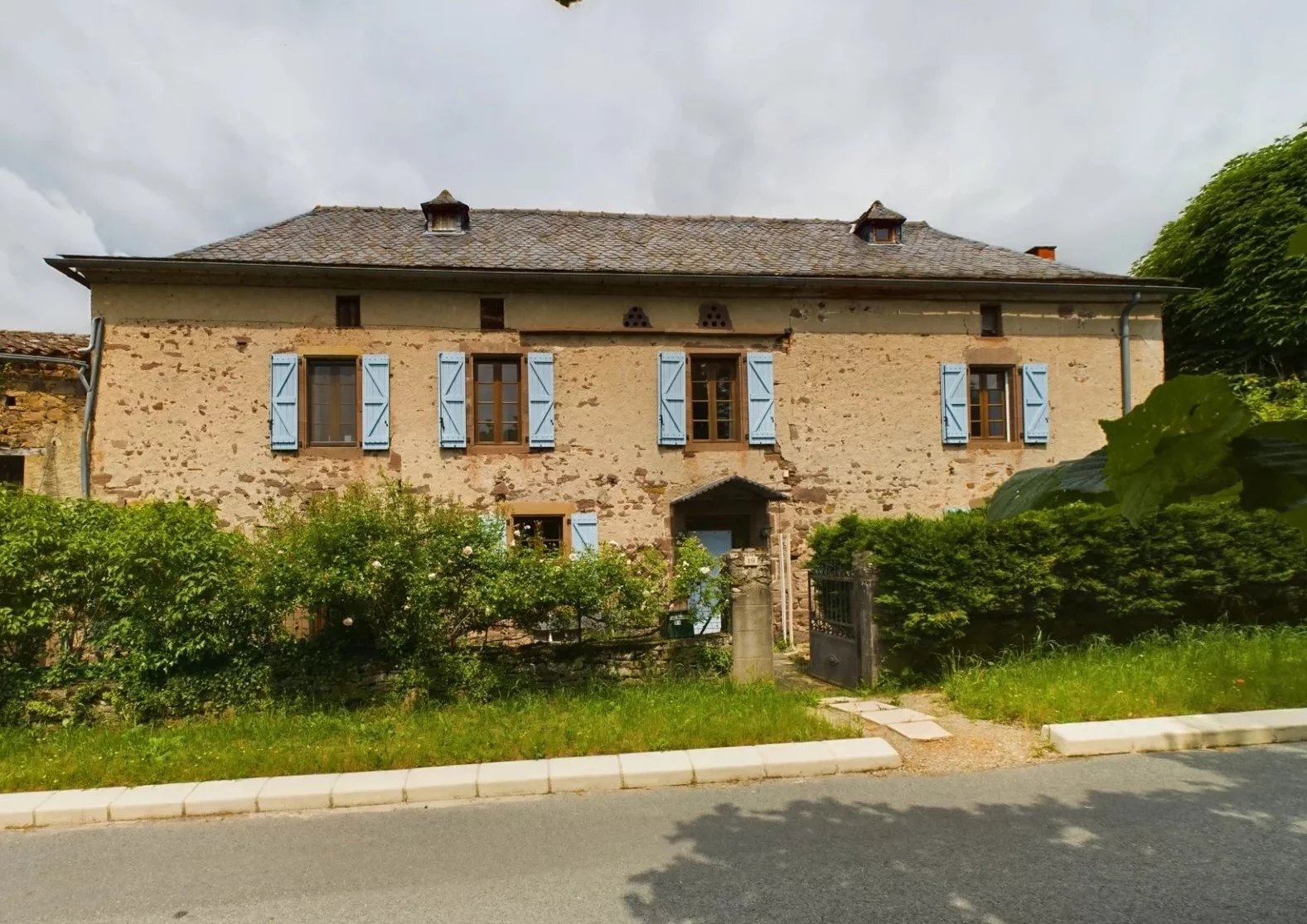 Charmante maison de village en pierre avec vaste jardin et piscine privée