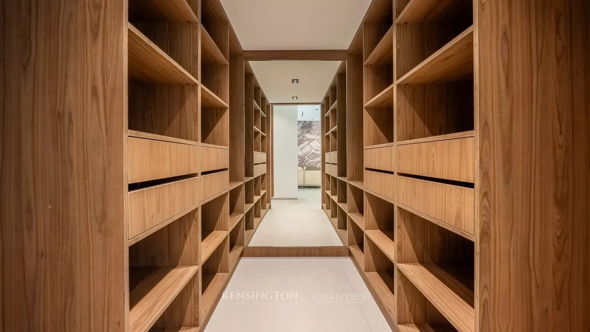 8 Bedroom Villa/Townhouse's Image 57