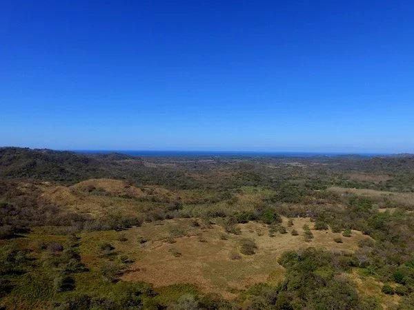 À vendre, une propriété de 7 hectares avec vue sur la vallée et la mer dans les hauteurs de Caña Fístula, nichée dans la forêt