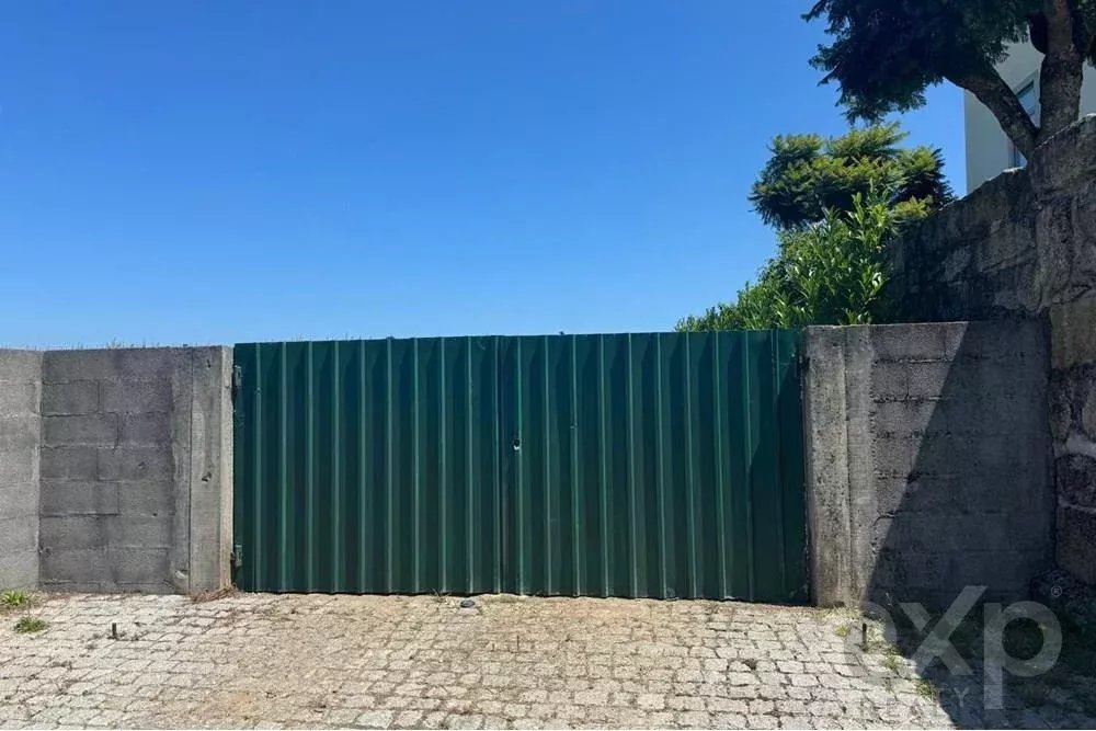Terreno Exclusivo no Porto: Investimento Ideal!