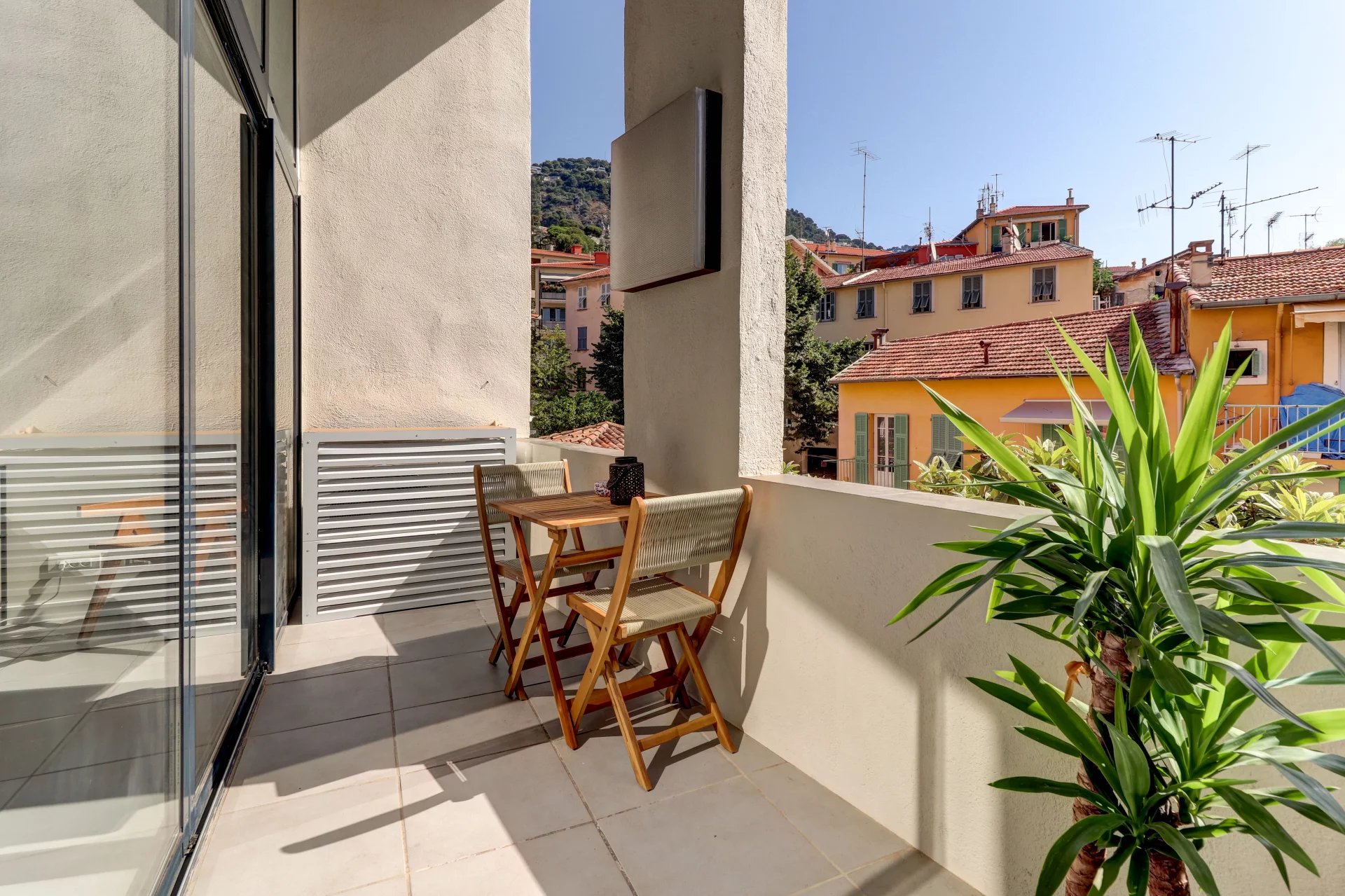 VILLEFRANCHE-SUR-MER - TOWN CENTRE - 3-ROOM FLAT - TERRACE - 75M2