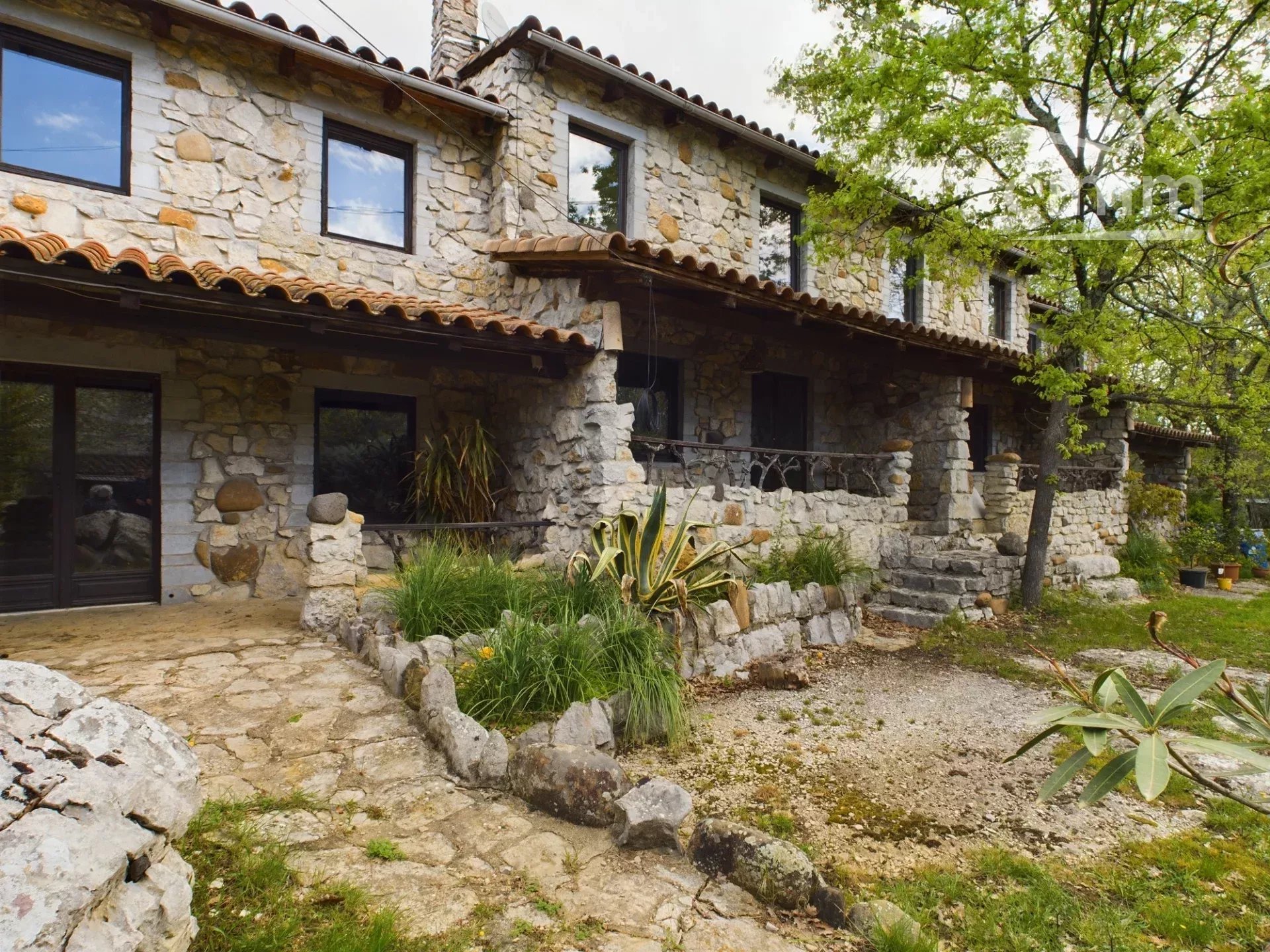 Agence immobilière de 
