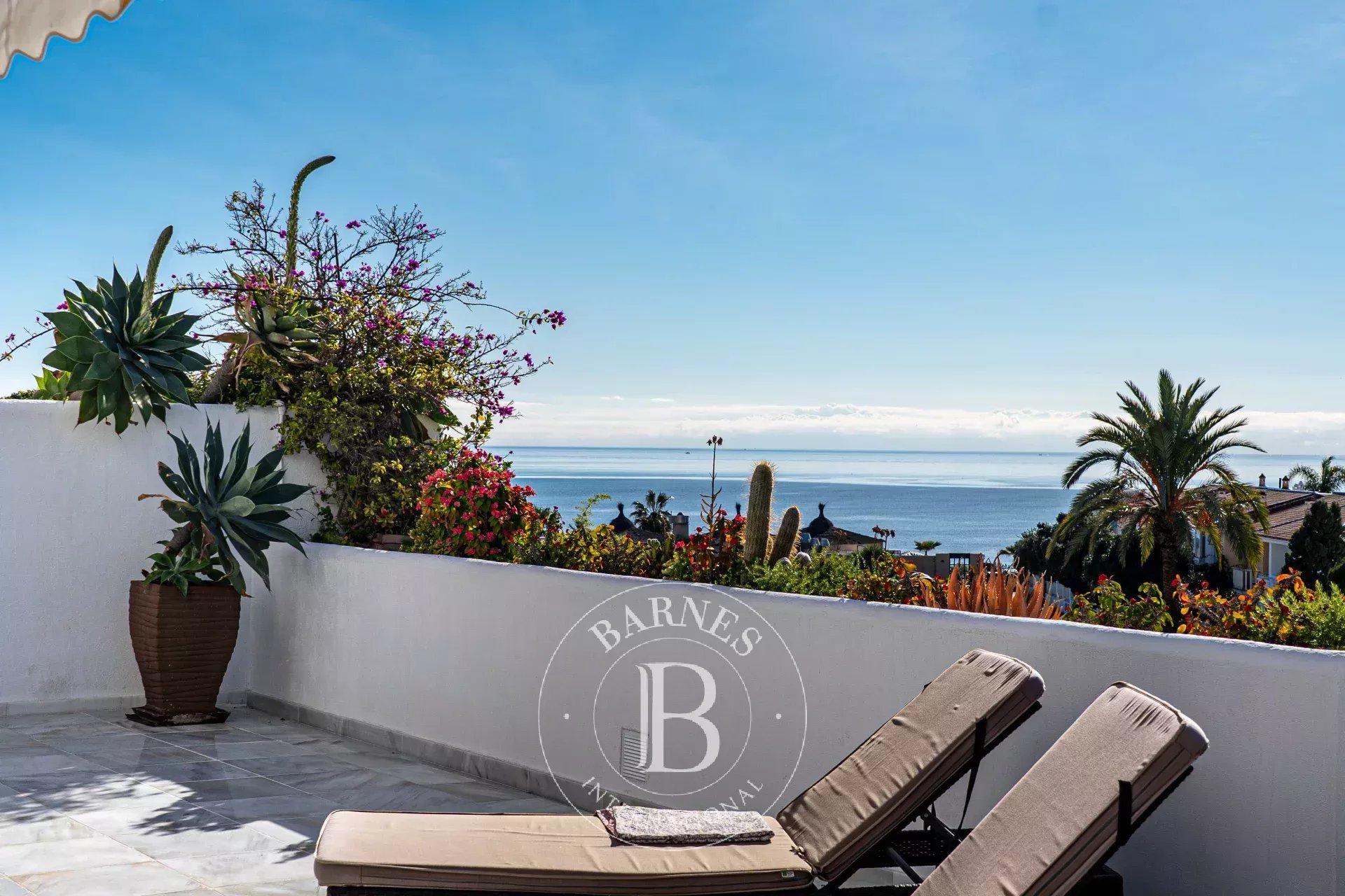 Magnífico apartamento con vistas panorámicas al mar en Guadalmina Baja, Marbella