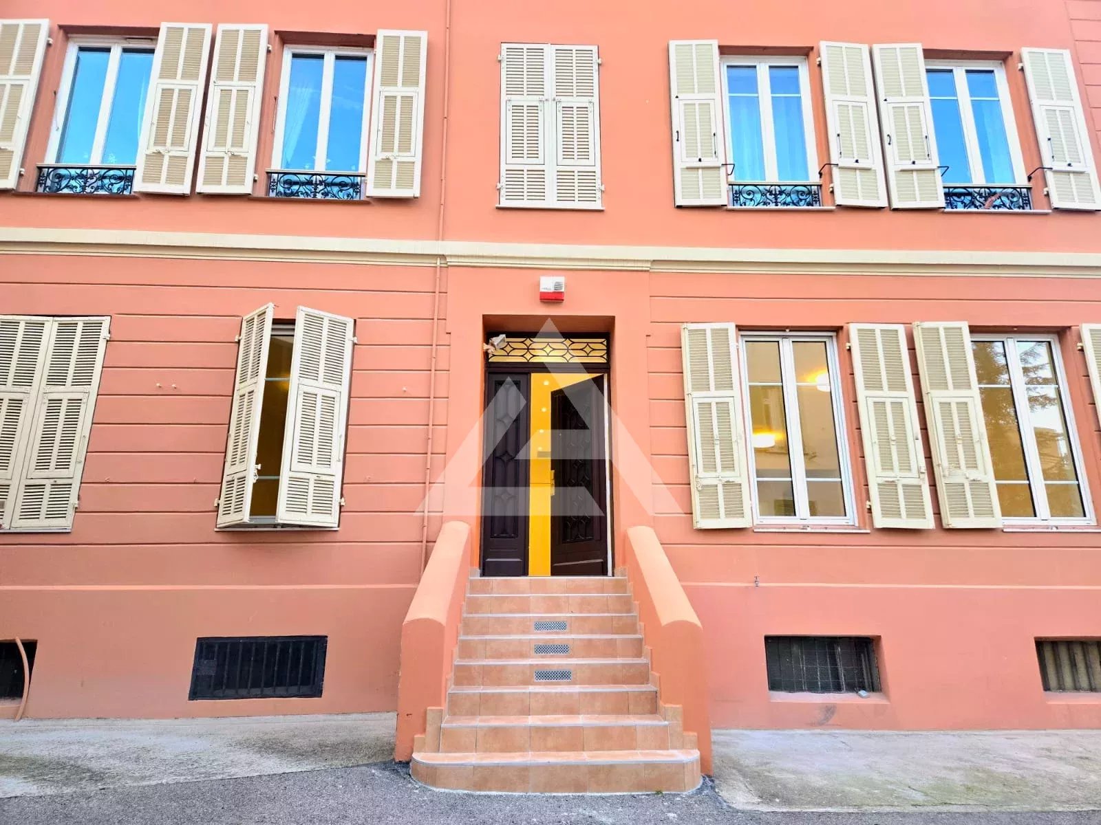 Beausoleil - Appartement rénové avec entrée indépendante - Deux parkings