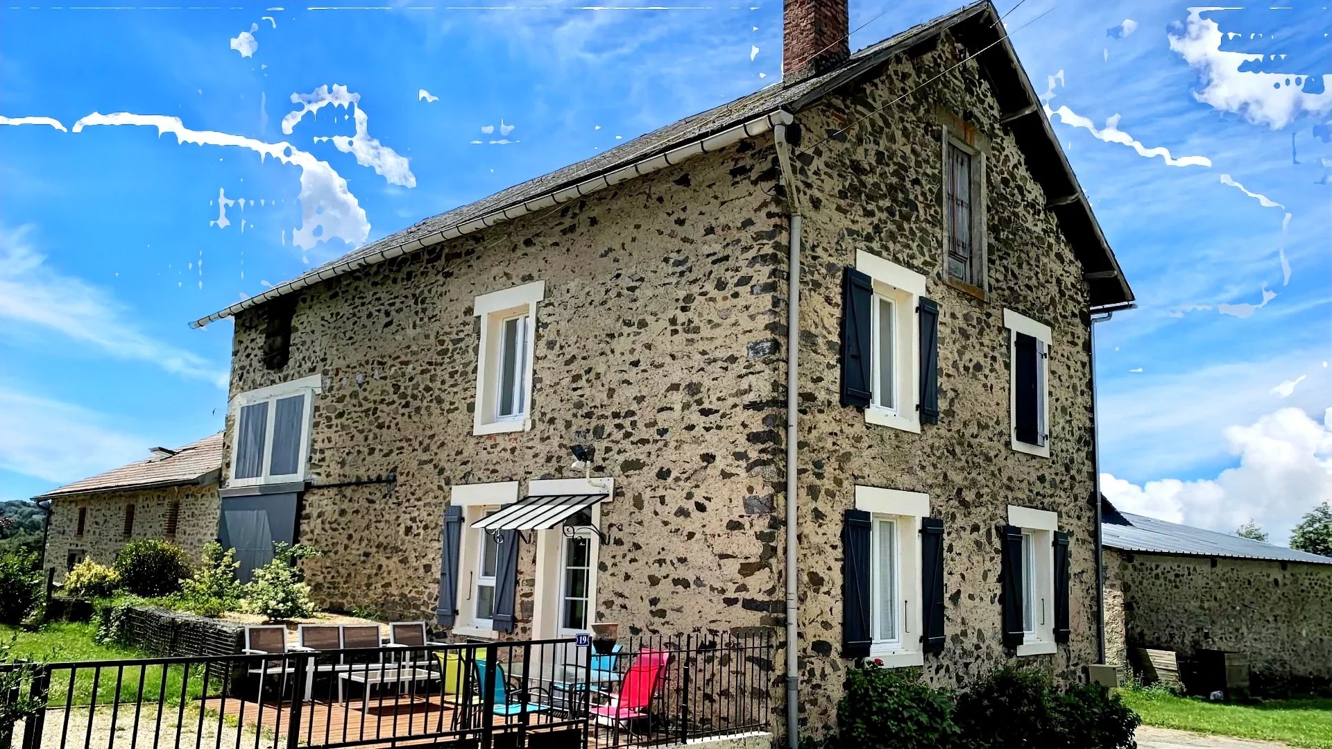 Deux maisons d'habitation, grange en pierre et étang poissonneux sur 7 ha de terrain