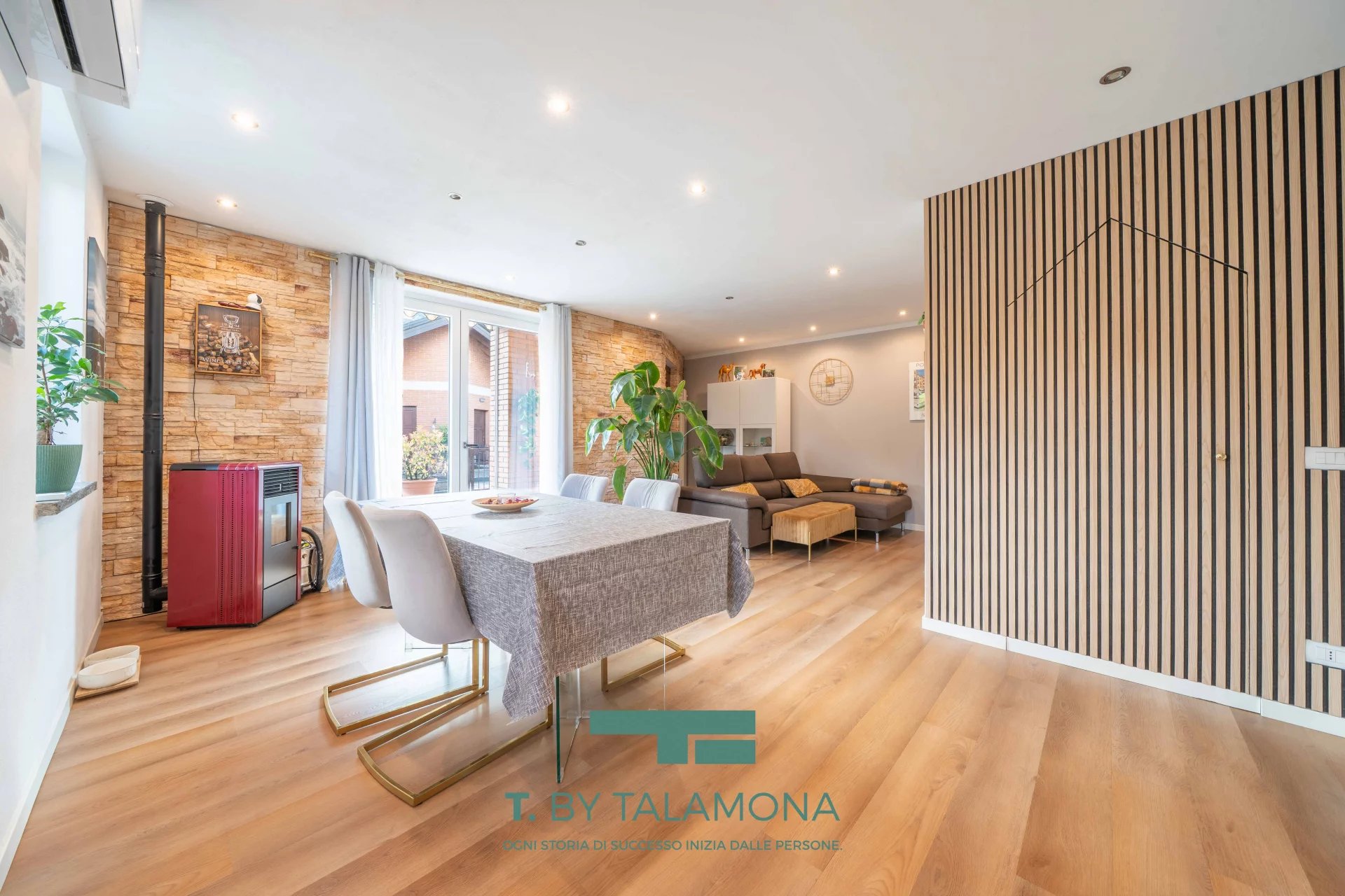 Renovierte Doppelvilla mit Schwimmbad und Doppelgarage in Porto Valtravaglia