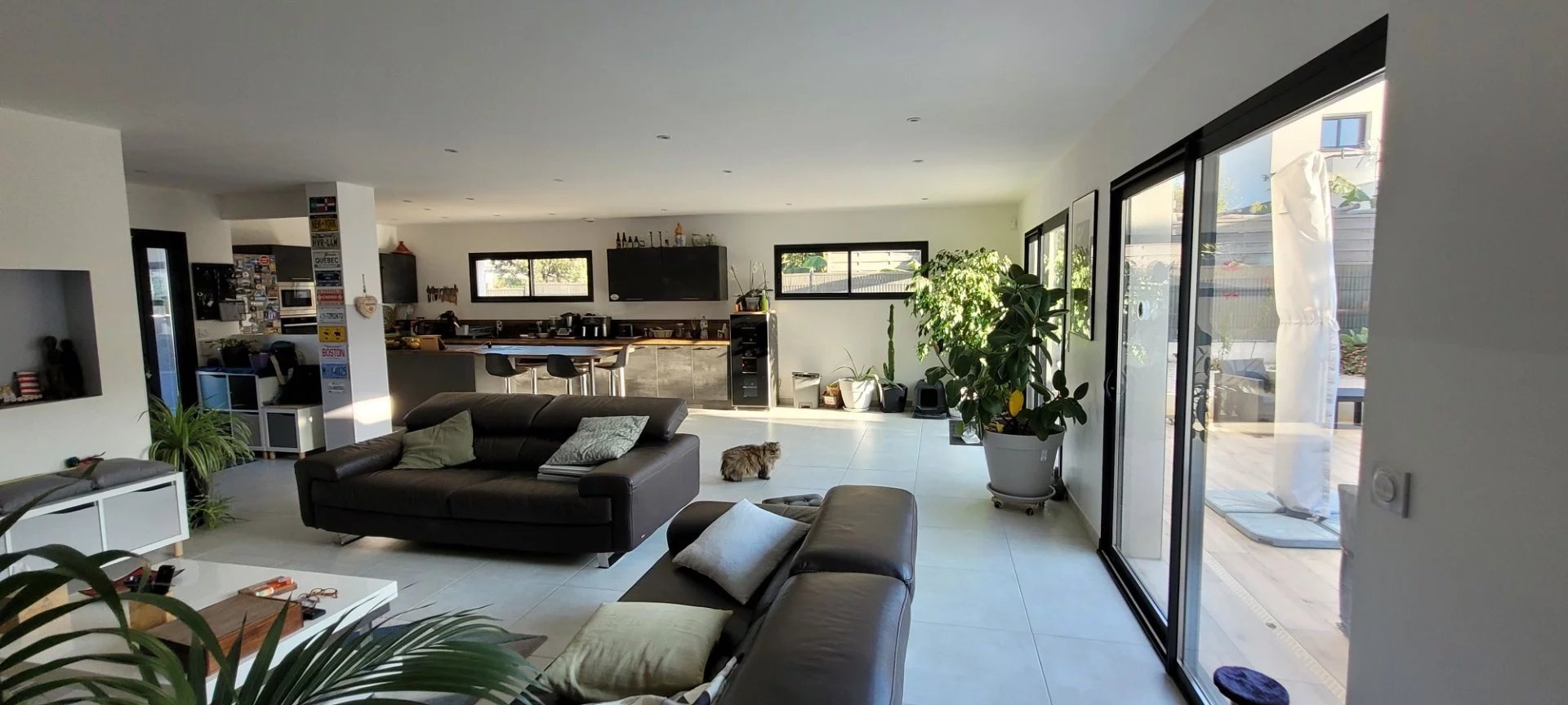 AL'agence Inter-Med-Immo vous propose à la vente sur la commune d'Agde 34300 une Villa contemporaine de 5 pièces aux volumes généreux avec garage et piscine
