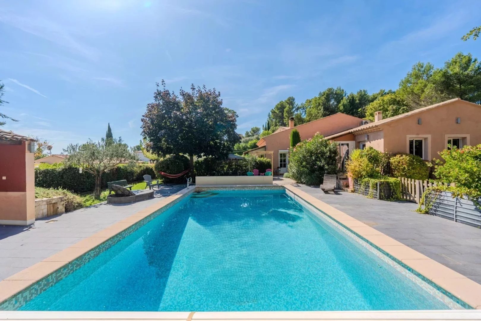 VILLA 215m2 habitable + dépendances sur 2500m2 de terrain paysagé