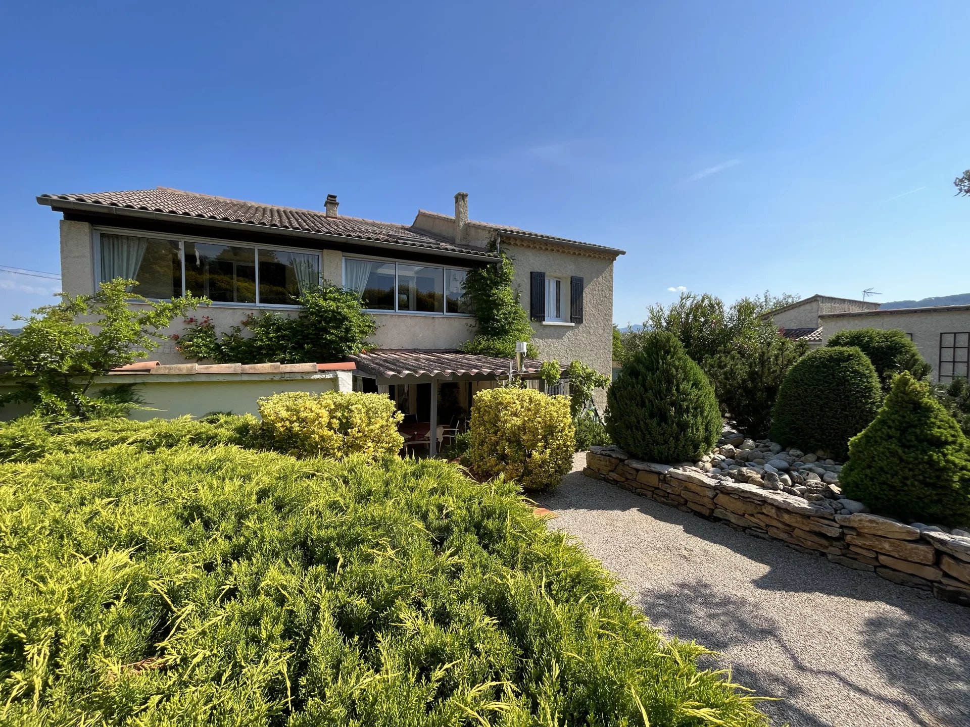 0 A VENDRE VILLA PROVENCALE 3 CHAMBRES + BUREAU JARDIN PISCINE VUE SUR LE MONT VENTOUX CALME PROCHE CENTRE VILLE COMMODITES DE VAISON  LA ROMAINE A PIED