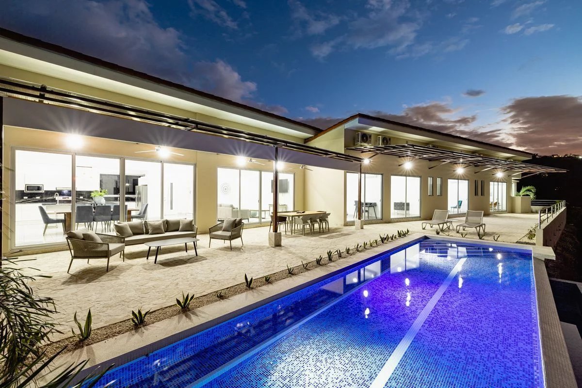 Belle villa moderne avec vue sur la mer située à Sardinal