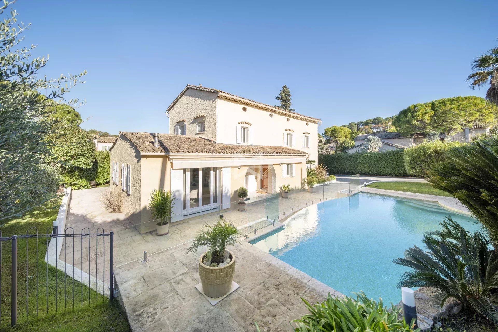 06250 MOUGINS VILLA