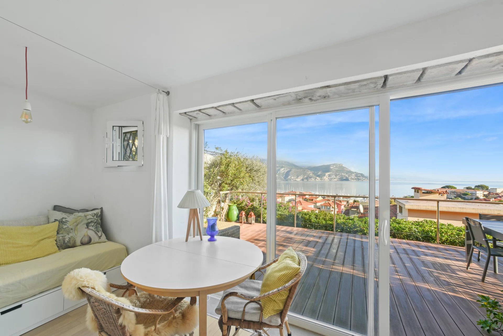 Apartment with 28 m² terrace, panoramic sea view and parking