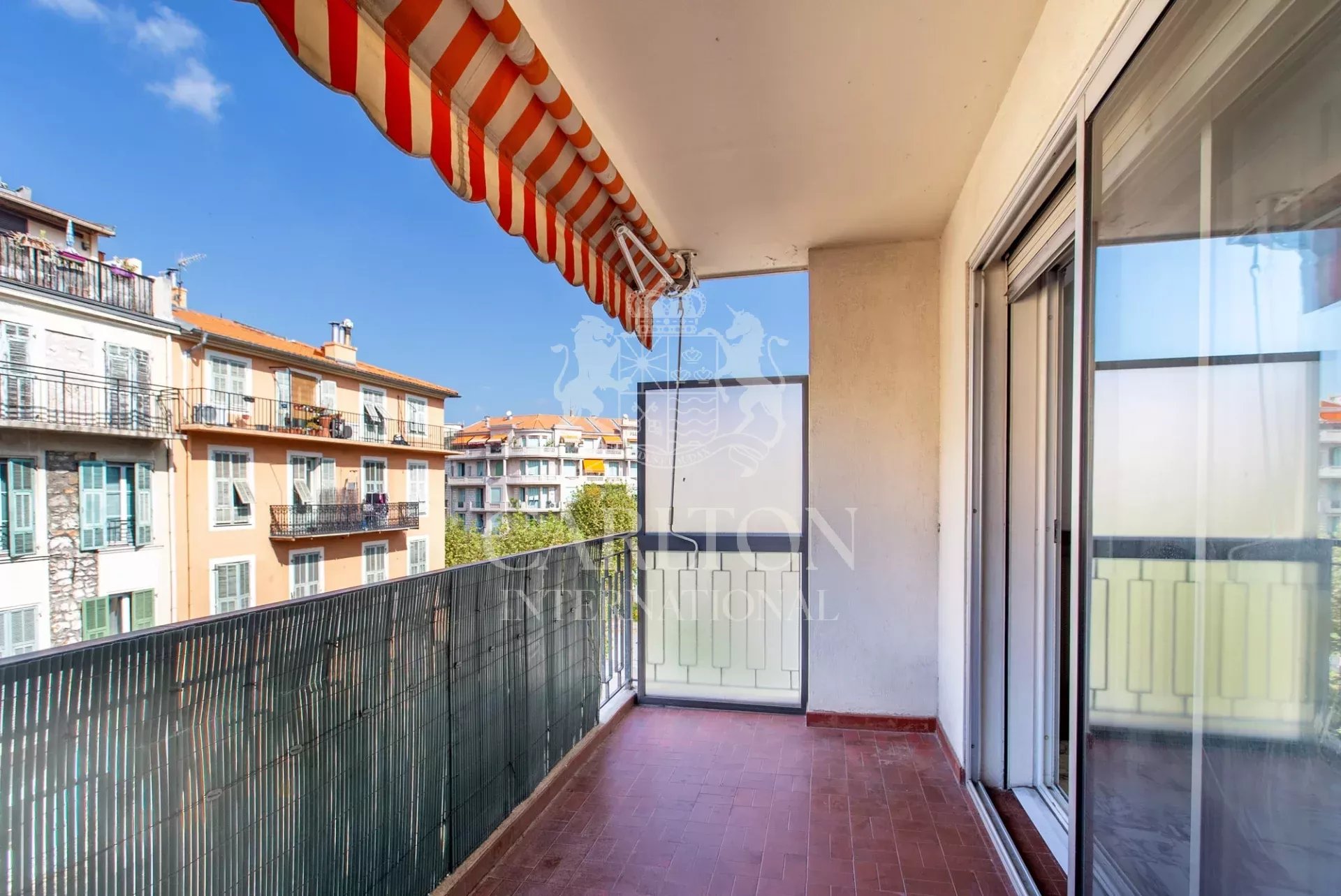 Agréable 3 pièces avec terrasse à moderniser à deux pas de toutes les commodités