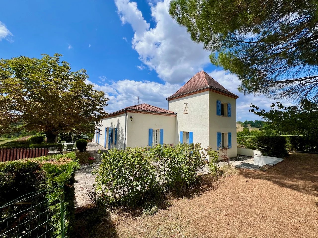 Secteur Villeneuve sur Lot, à la campagne sans aucun vis-à-vis, cette maison pleine de charme et de caractère avec son pigeonnier, offre une surface habitable de 145 m² sur un grand terrain de 1 773