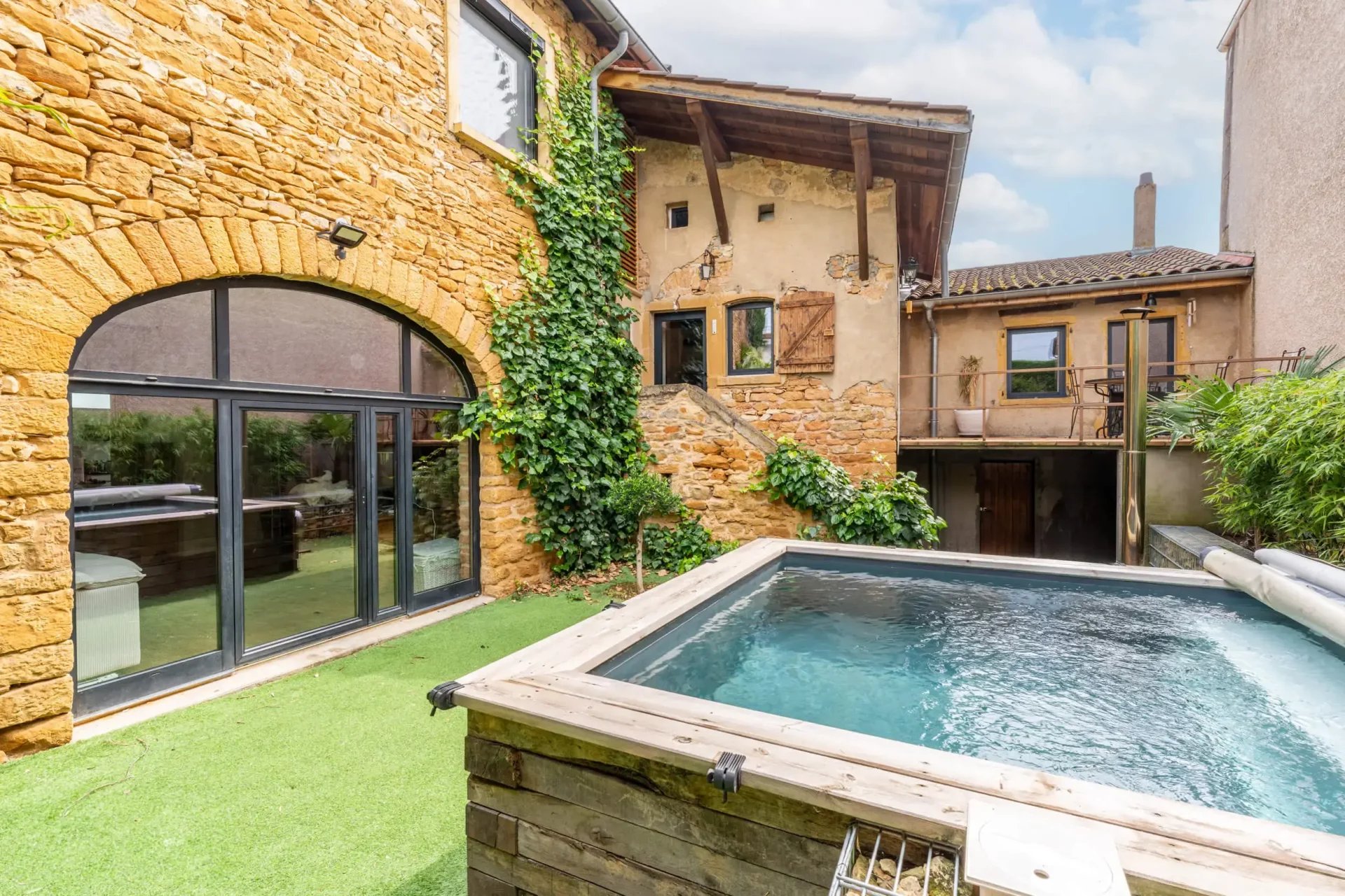 Maison d'environ 255 m² dans un hameau de Châtillon 69380