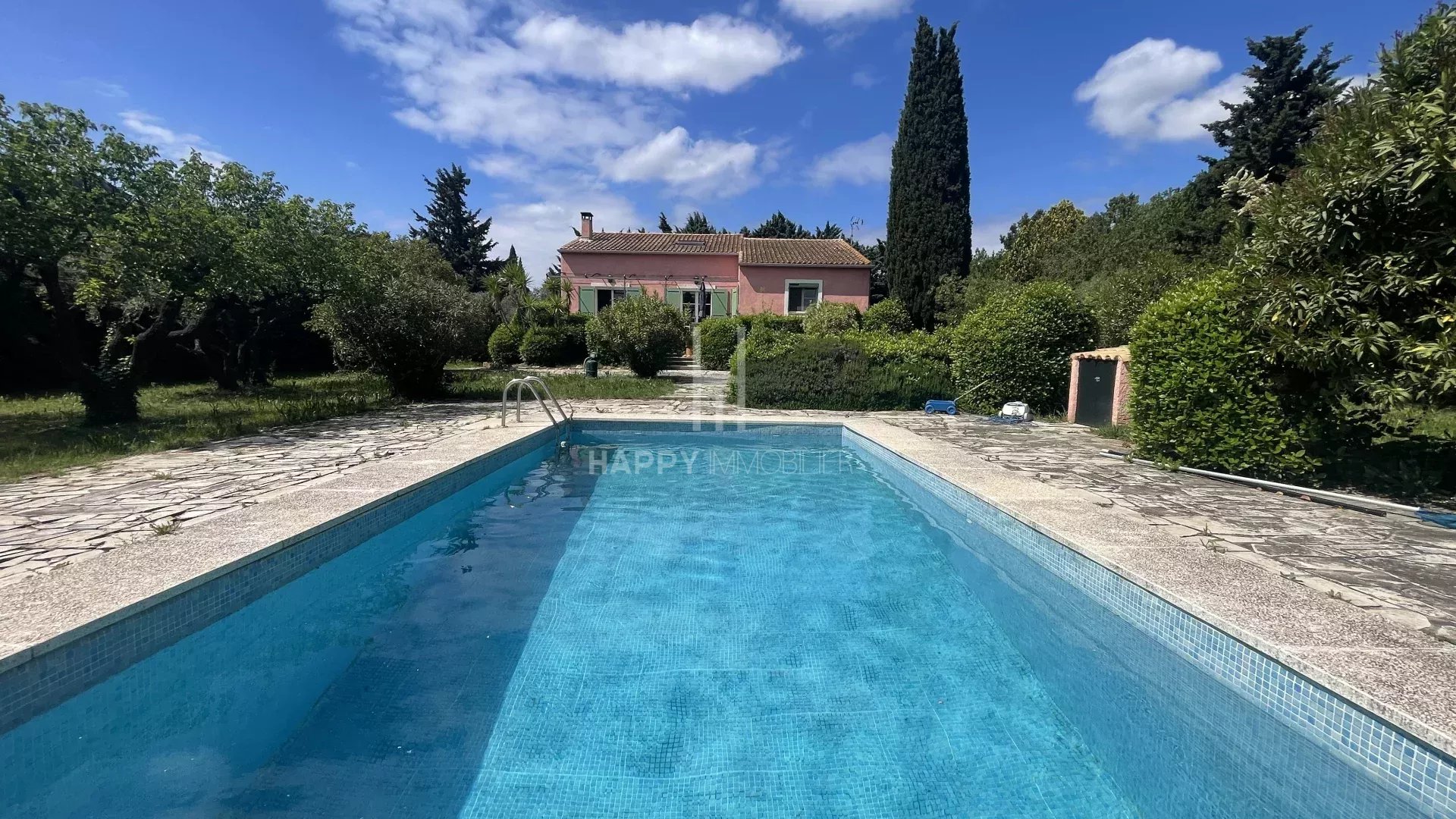 Exclusivité : Maison de Charme à Arles avec Piscine et Jardin Verdoyant